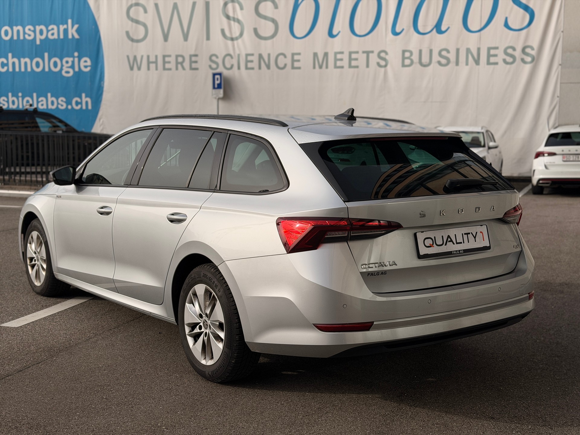 SKODA Octavia Combi 2.0 TDI DSG Ambition 4x4-showroom-element-2