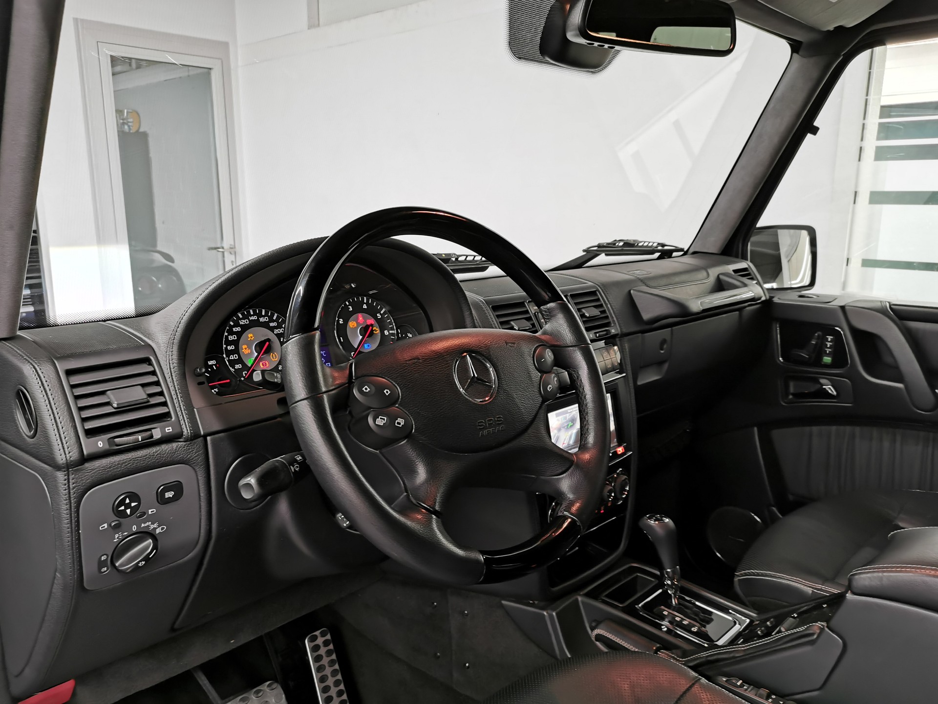 MERCEDES-BENZ G 55 AMG Automatic ALL BLACK LAST EDITION DESIGNO 507 PS 2011 CH-AUTO STANDHEIZUNG OBSIDIANSCHWARZ KLASSIKER!-image-7