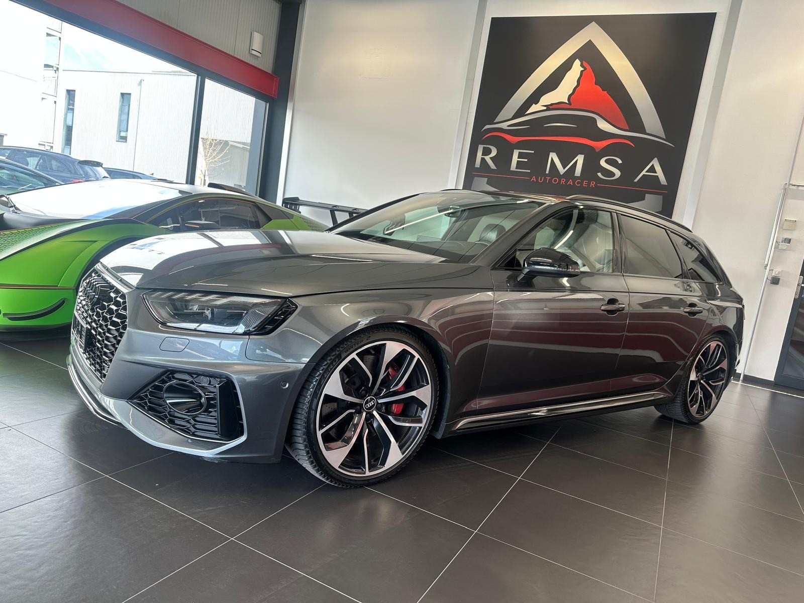 AUDI RS4 Avant quattro tiptronic-image-1