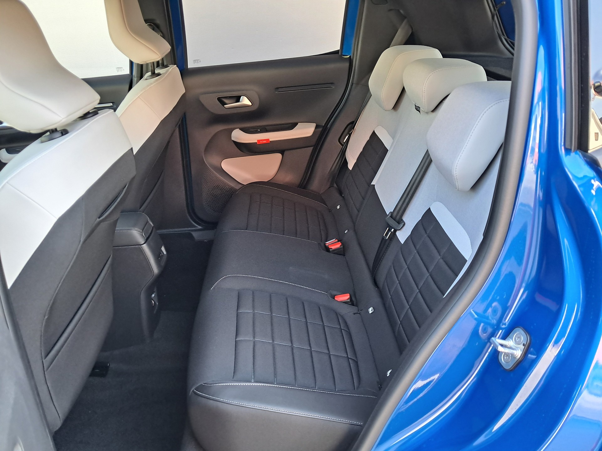 CITROEN C3 1.2i MHEV DCS6 Edition Tricolore-image-9