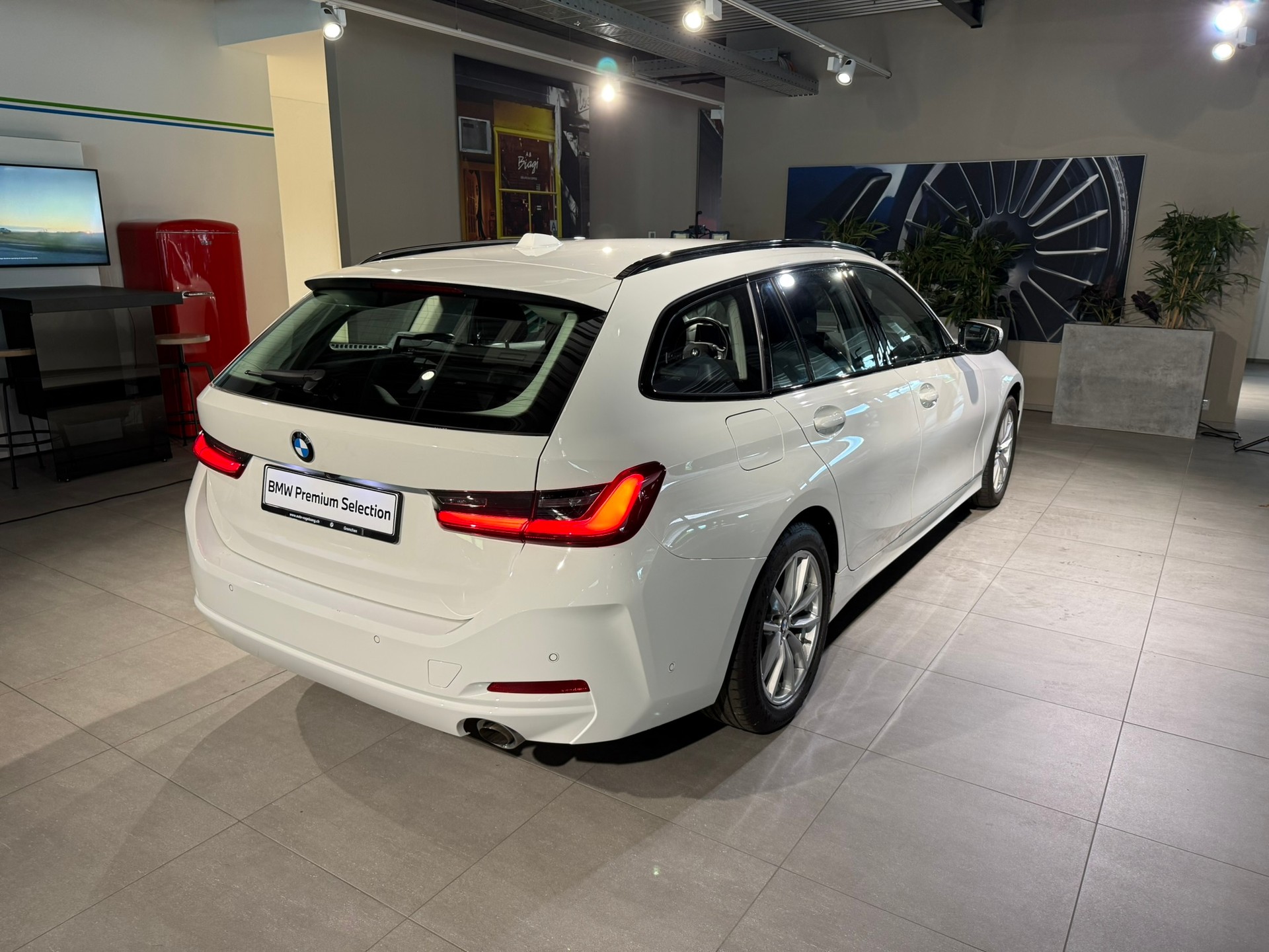 BMW 320d xDrive 48V Touring Steptronic-image-6