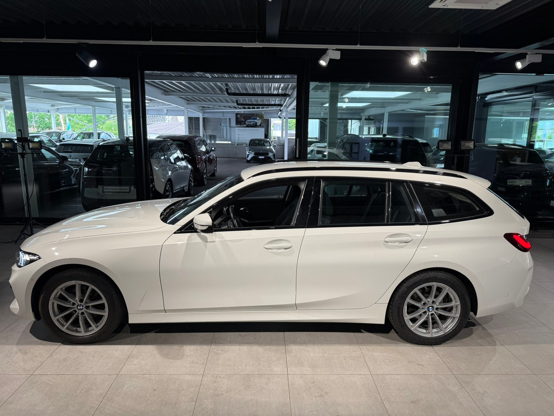BMW 320d xDrive 48V Touring Steptronic-showroom-element-3