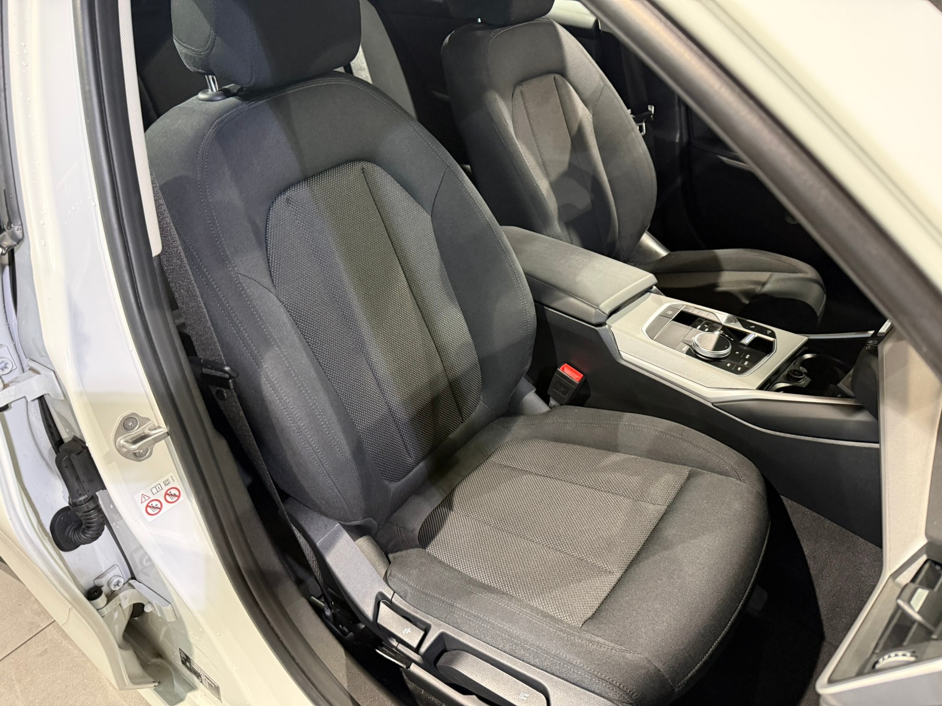 BMW 320d xDrive 48V Touring Steptronic-image-19