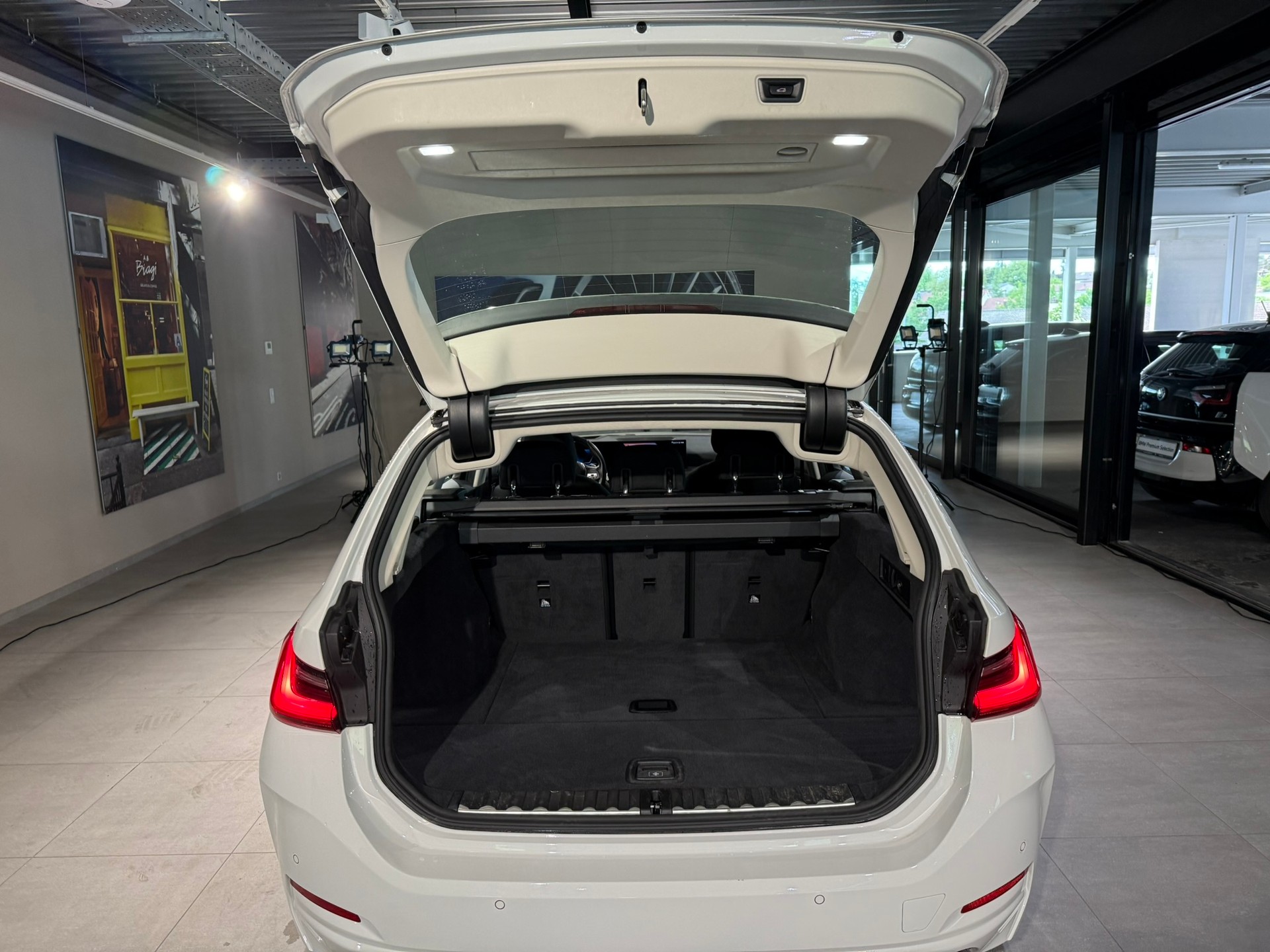 BMW 320d xDrive 48V Touring Steptronic-image-14