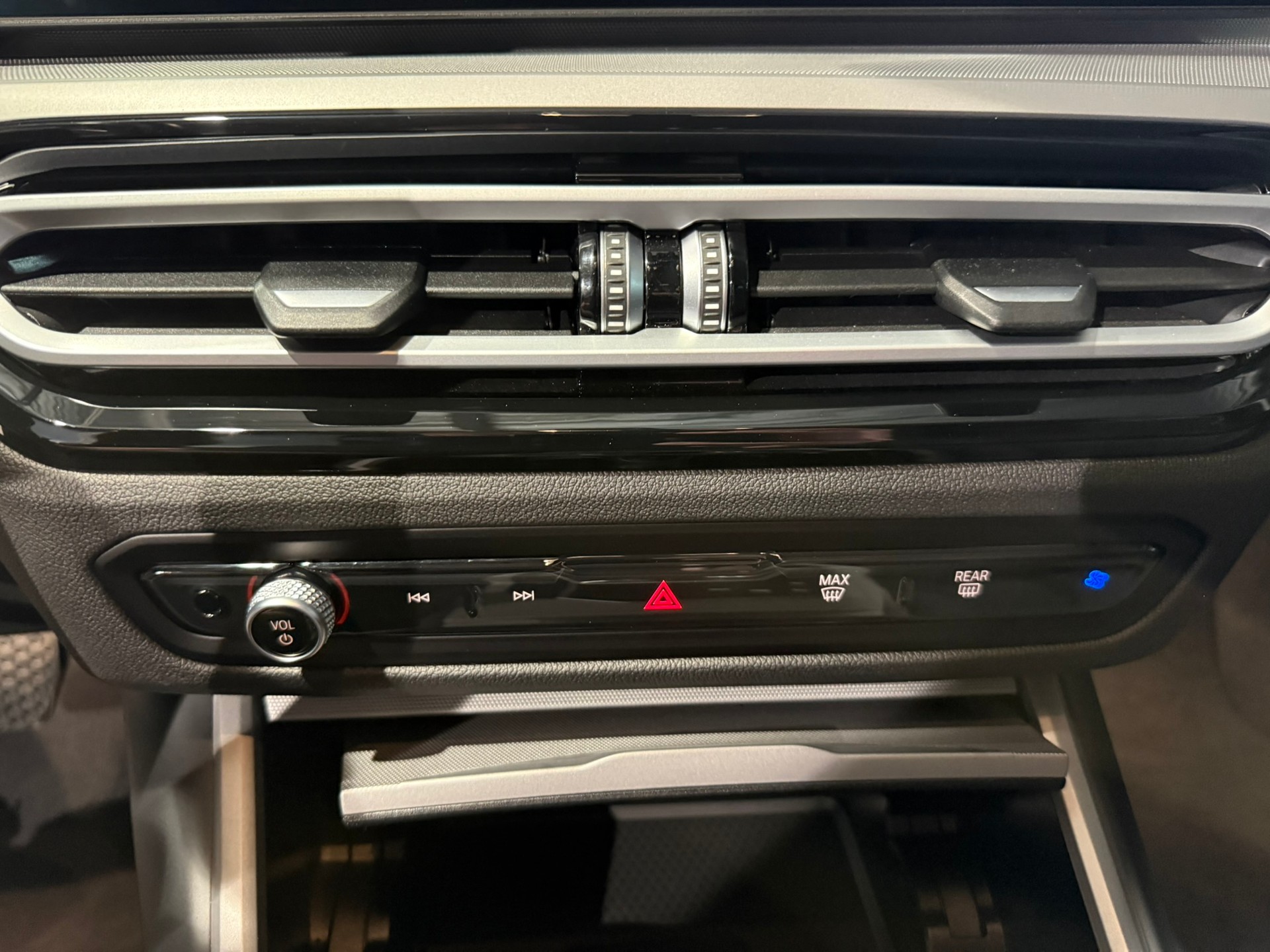BMW 320d xDrive 48V Touring Steptronic-image-23