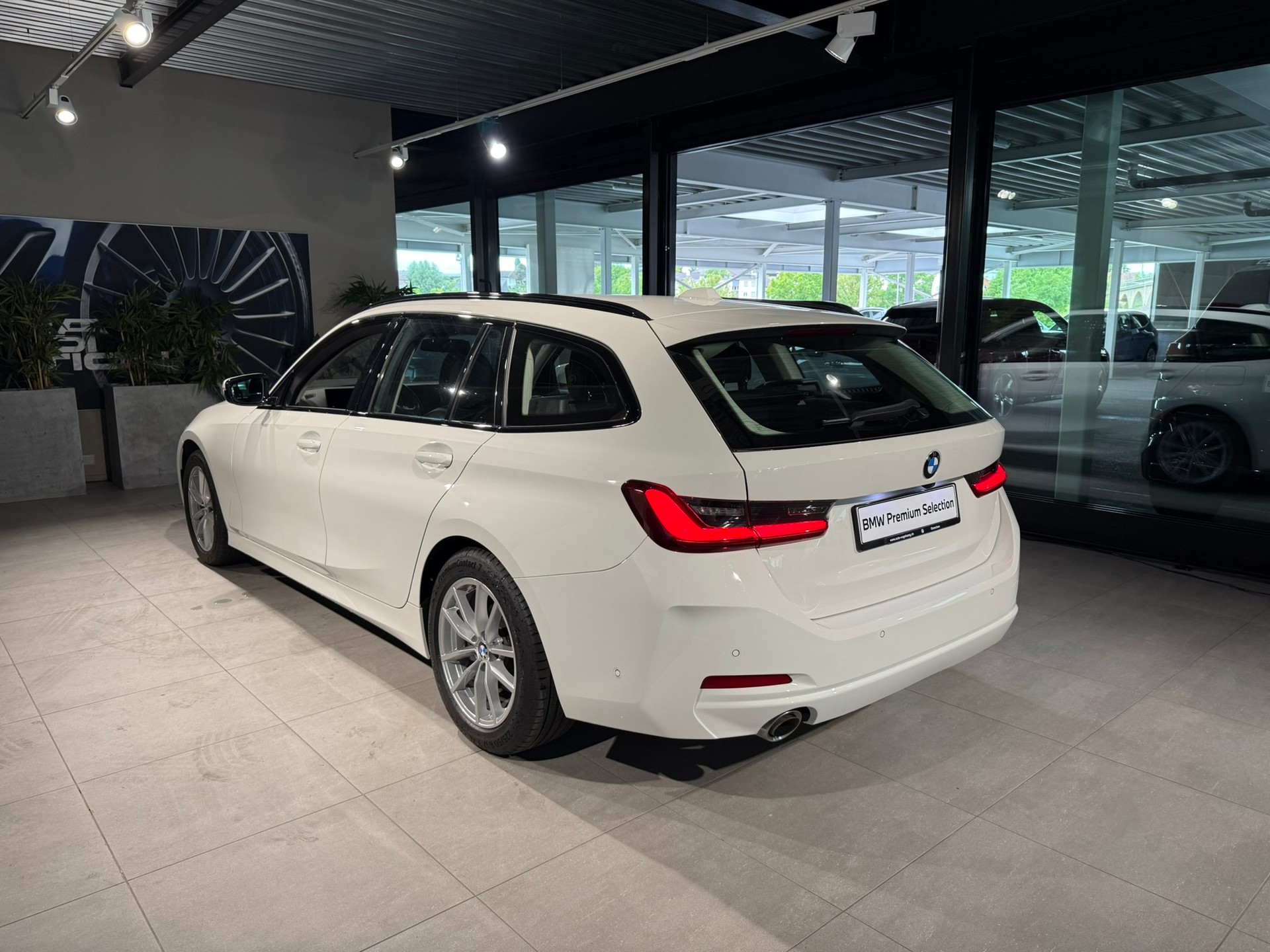 BMW 320d xDrive 48V Touring Steptronic-image-4