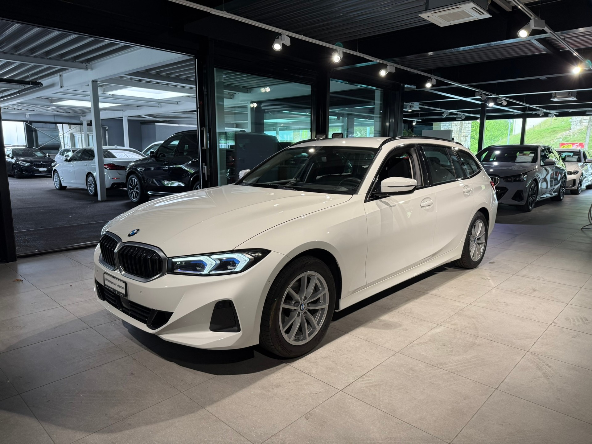 BMW 320d xDrive 48V Touring Steptronic-showroom-element-2