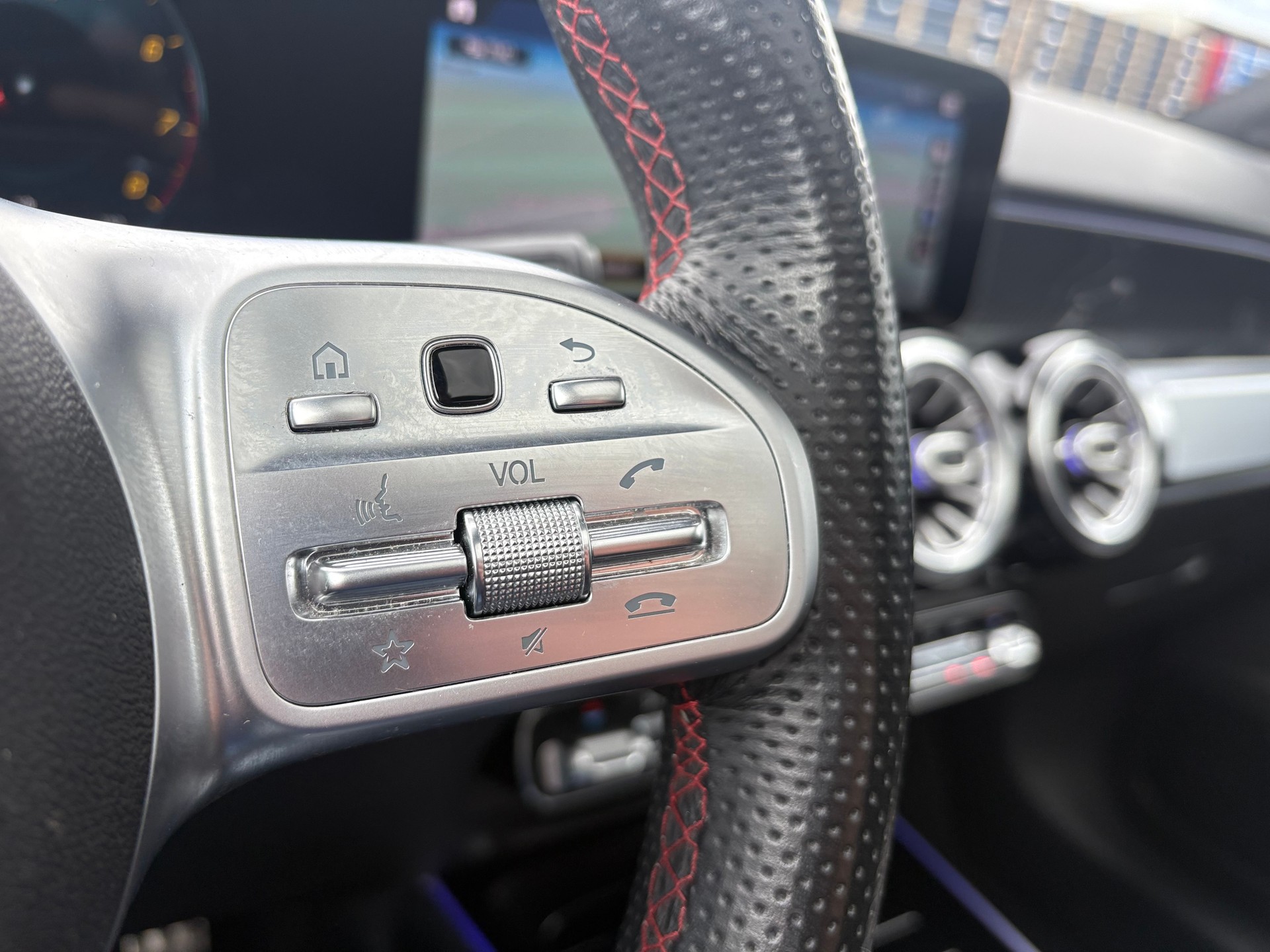 MERCEDES-BENZ GLB 250 4Matic AMG Line 8G-Tronic-image-17