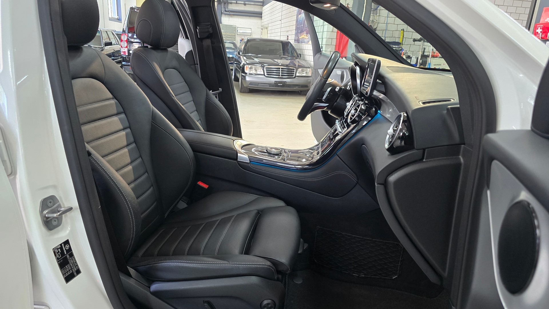 MERCEDES-BENZ GLC Coupé 300 AMG Line 4Matic 9G-Tronic-image-26