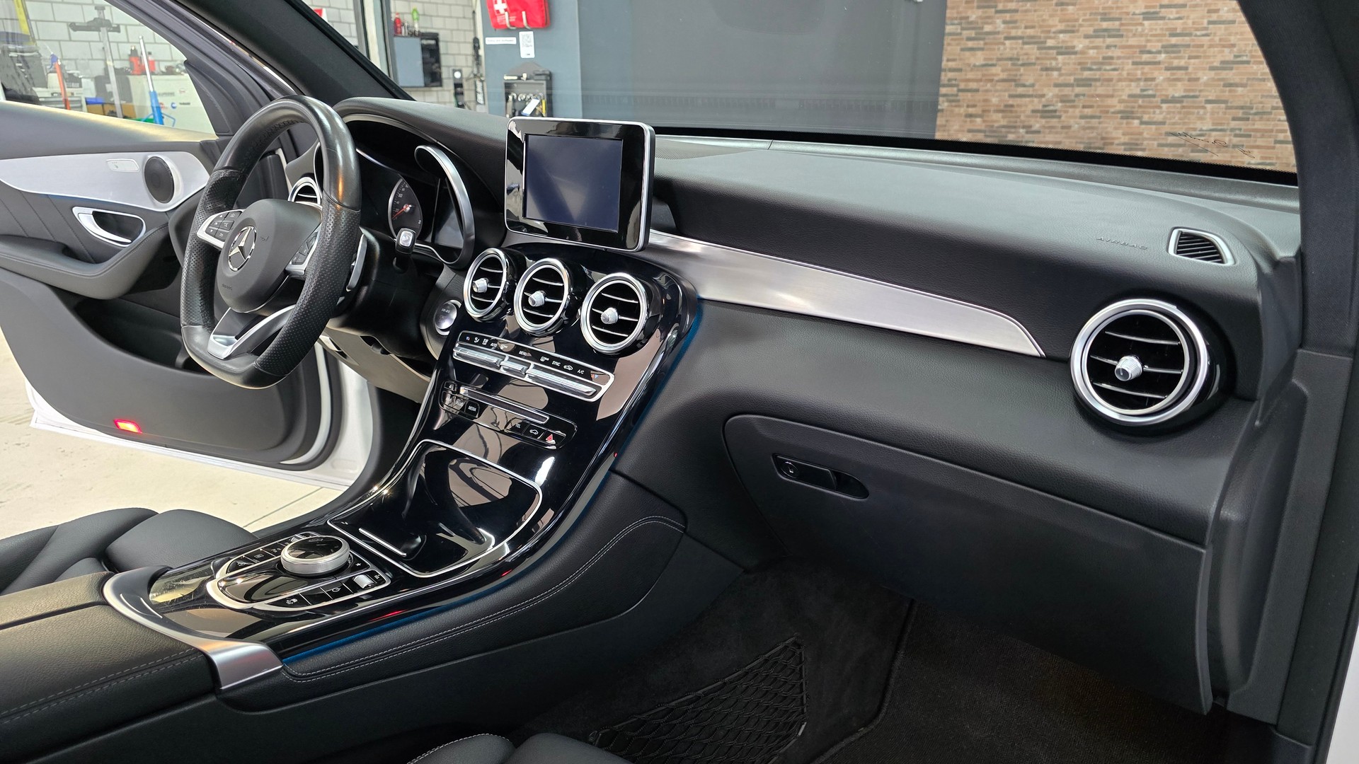 MERCEDES-BENZ GLC Coupé 300 AMG Line 4Matic 9G-Tronic-image-25