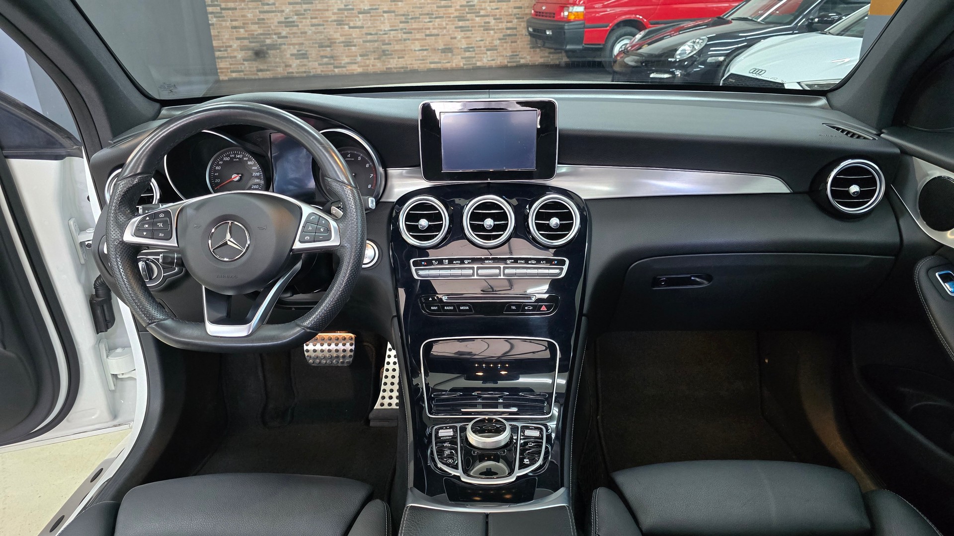 MERCEDES-BENZ GLC Coupé 300 AMG Line 4Matic 9G-Tronic-image-24