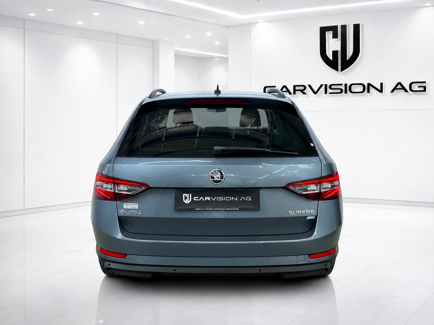 SKODA Superb Combi 2.0 TDi Ambition-image-5