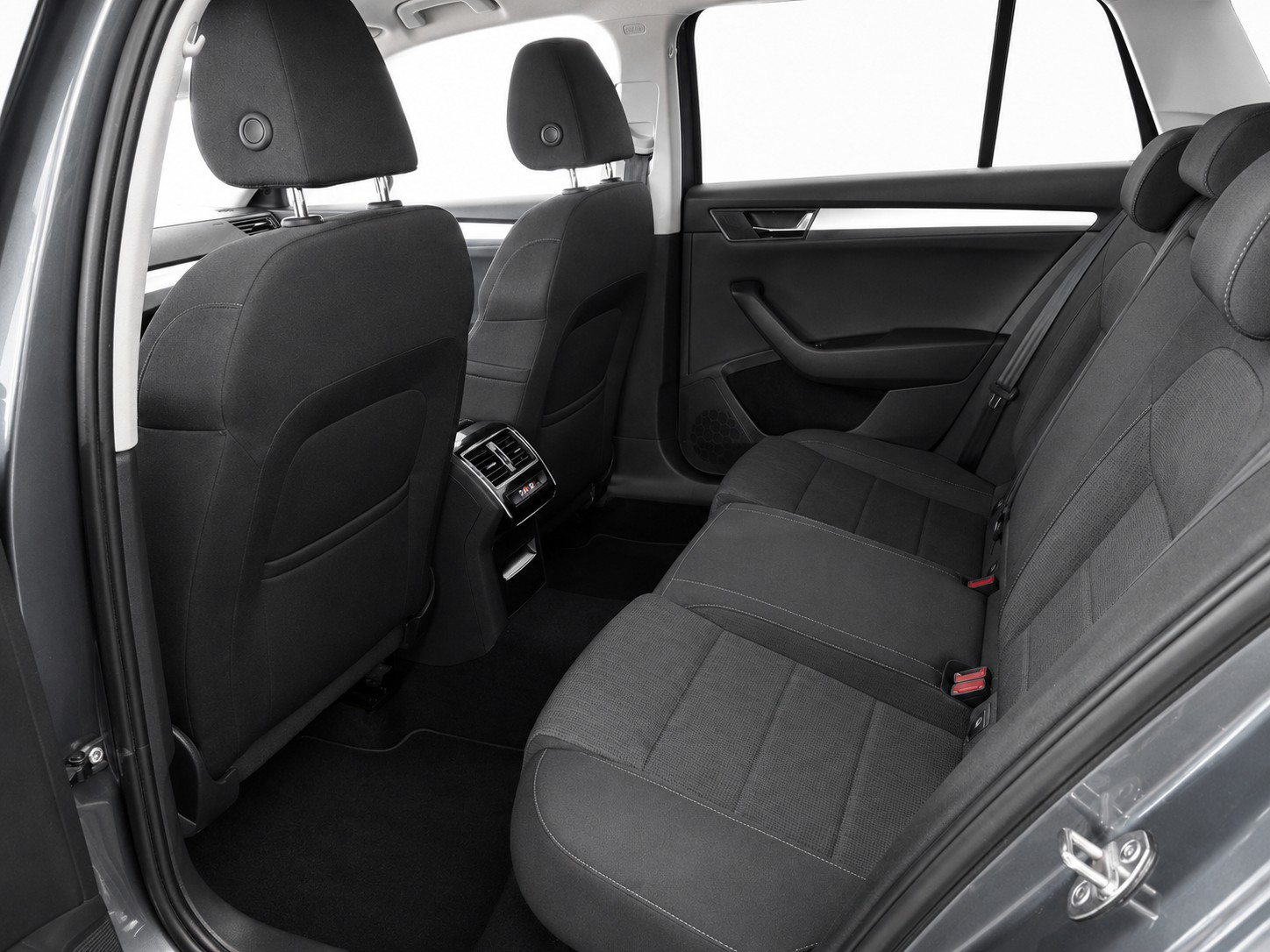 SKODA Superb Combi 2.0 TDi Ambition-image-12