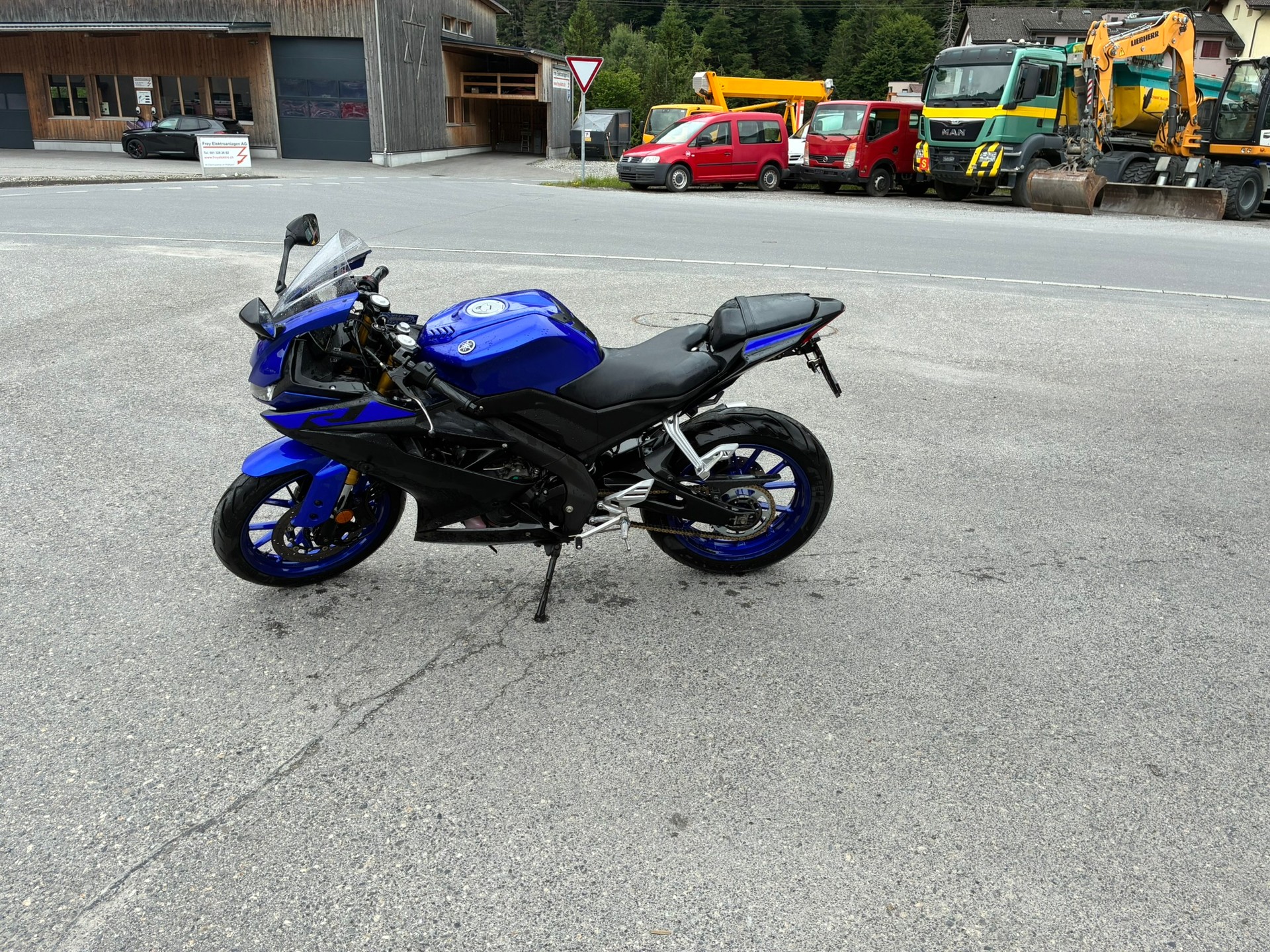 YAMAHA YZF-R 125 ABS-image-1