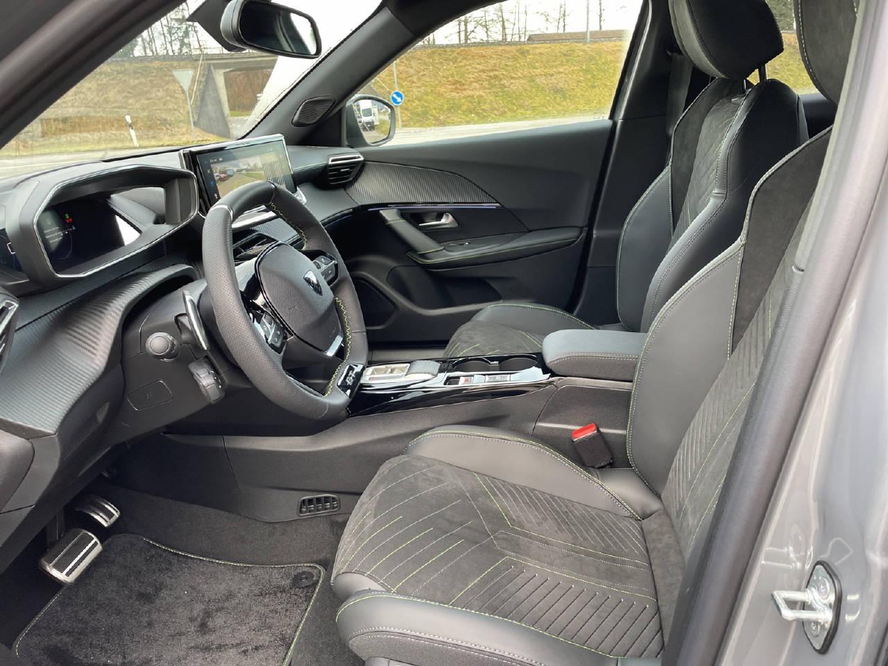PEUGEOT 2008 1.2 Hybrid 145 GT-image-4