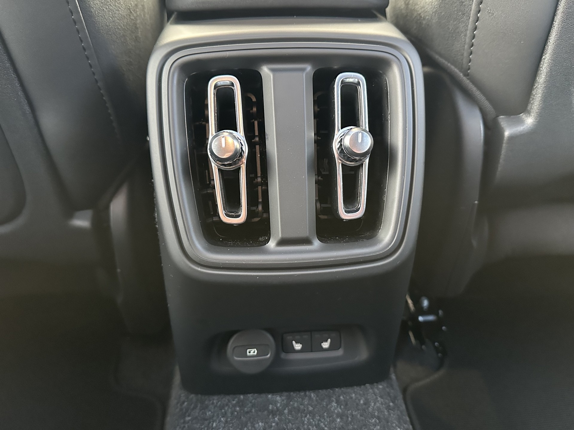 VOLVO EC40 Twin Ultra AWD-image-13