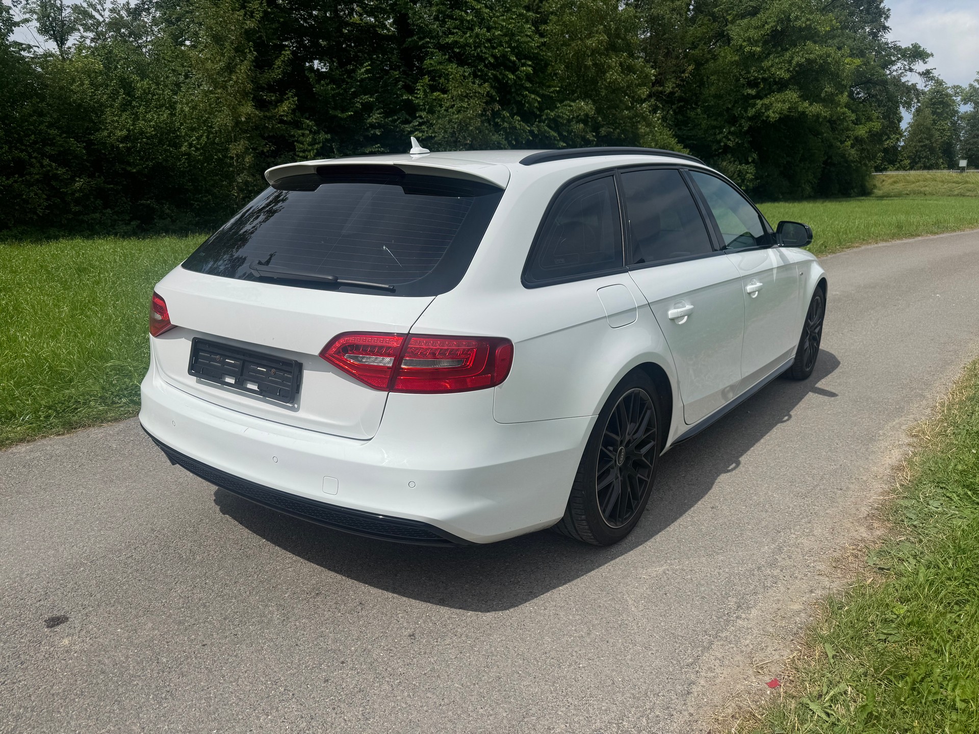 AUDI A4 Avant 2.0 TDI Attraction-image-2