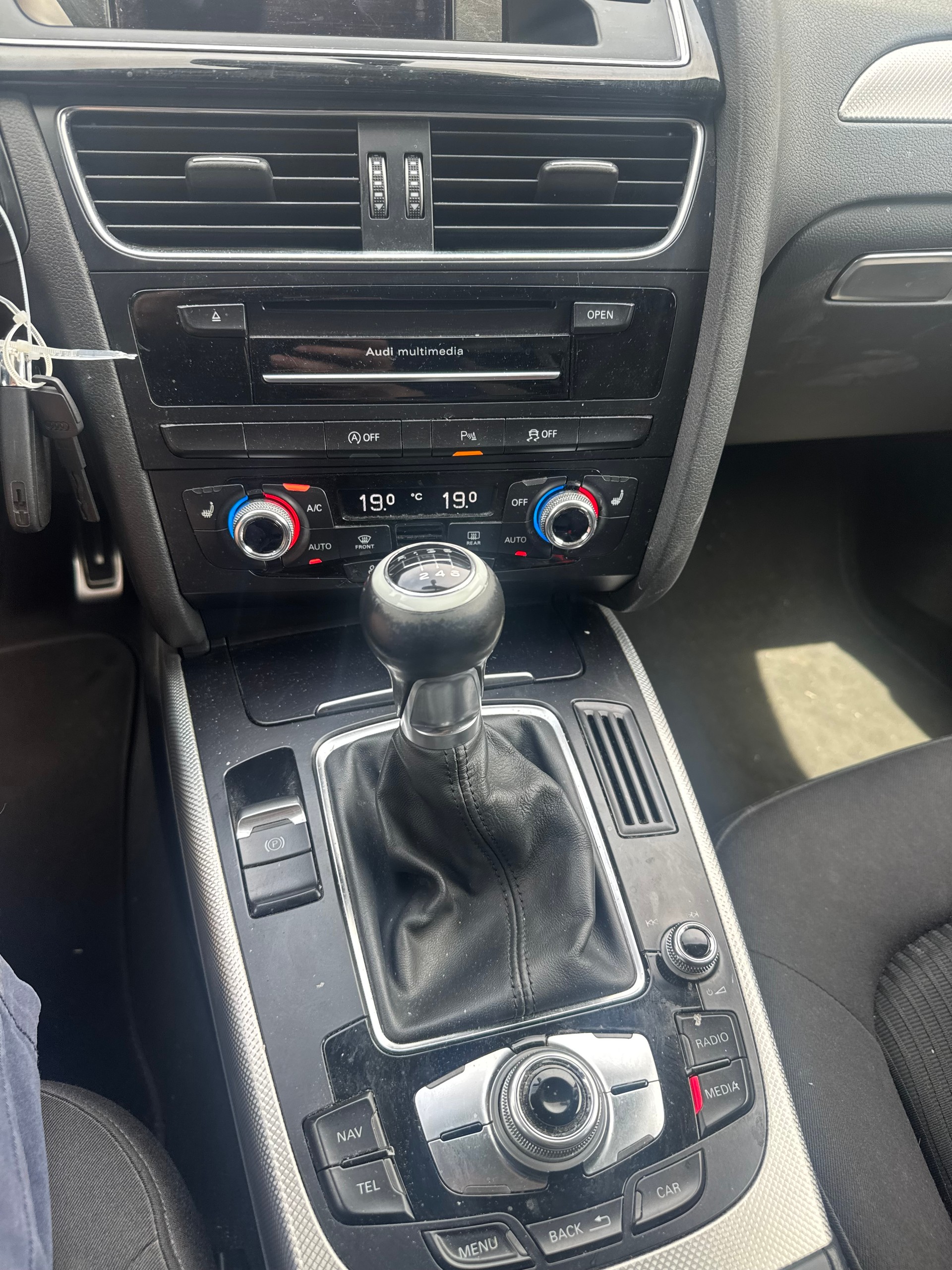 AUDI A4 Avant 2.0 TDI Attraction-image-11