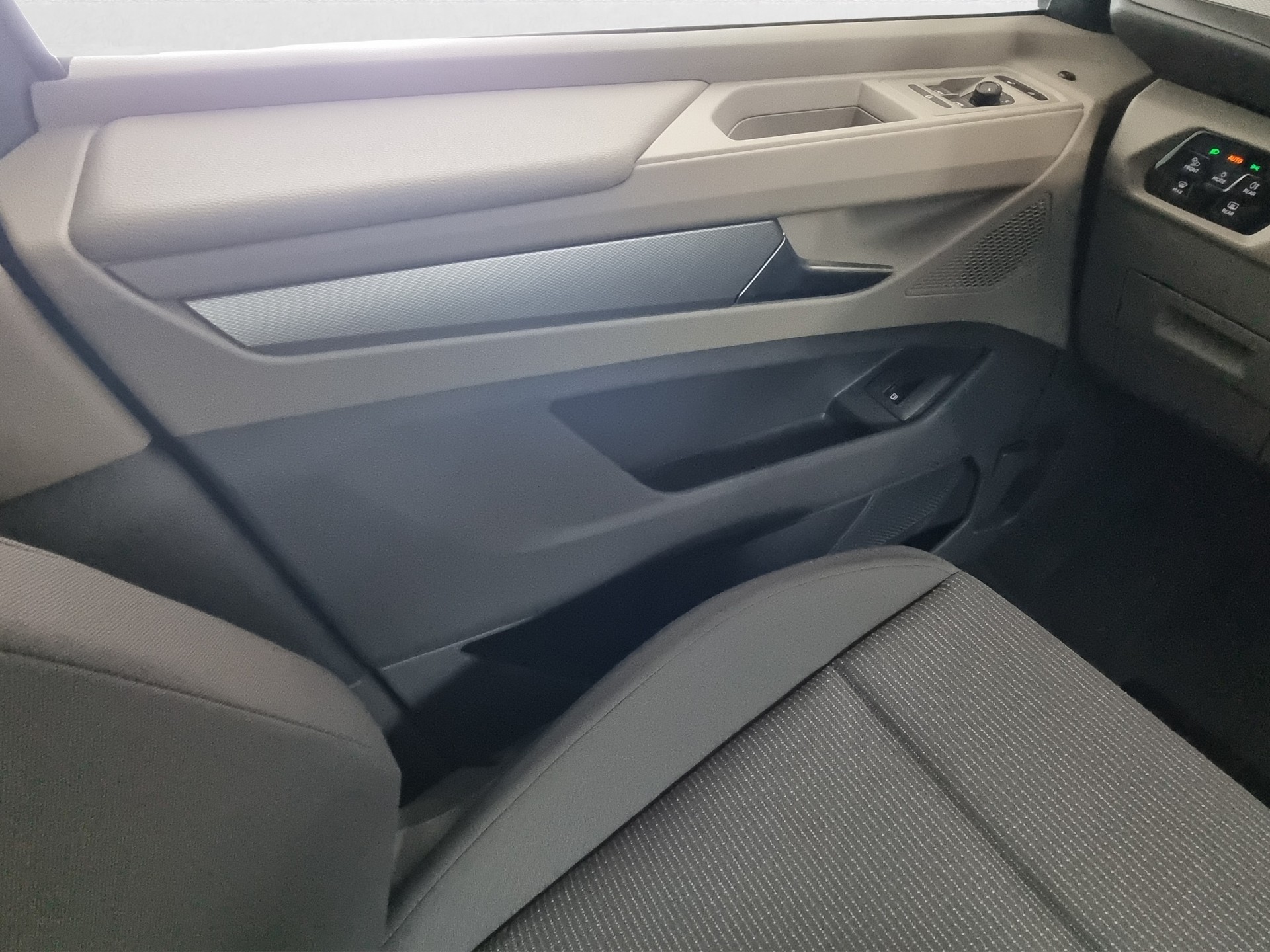 VW T7 Multivan 1.5 TSI eHybrid DSG 4motion lang Busin-image-9