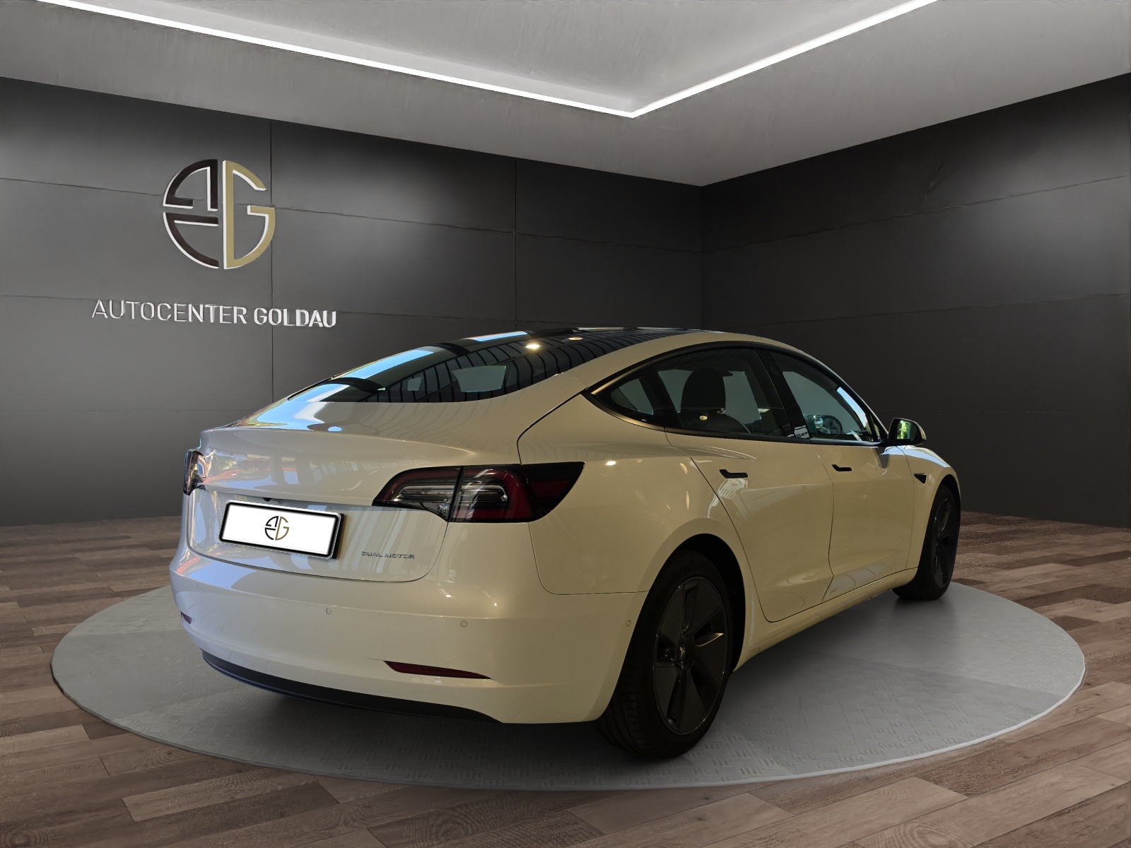 TESLA Model 3 Long Range Dual Motor AWD-showroom-element-3