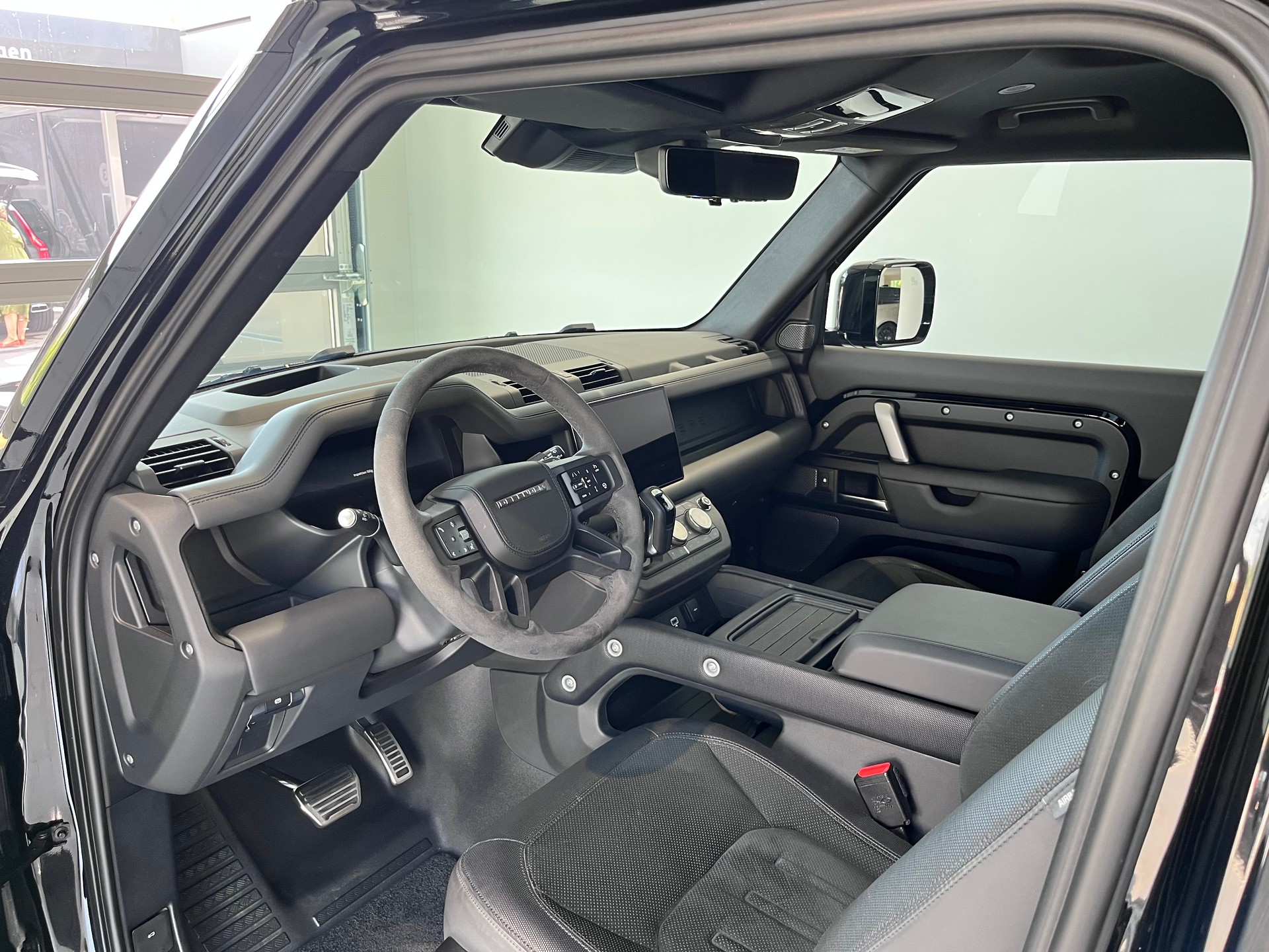 LAND ROVER Defender 90 525 V8 5.0 AT8-image-4