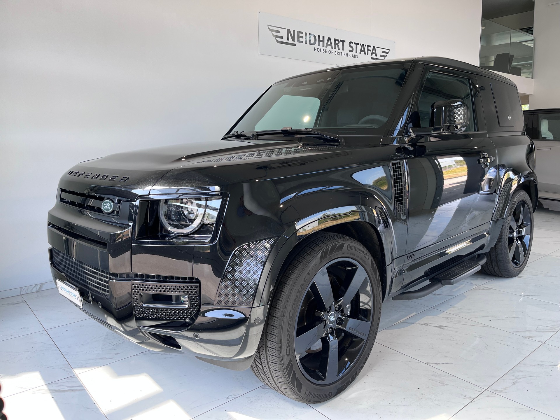 LAND ROVER Defender 90 525 V8 5.0 AT8-showroom-element-1