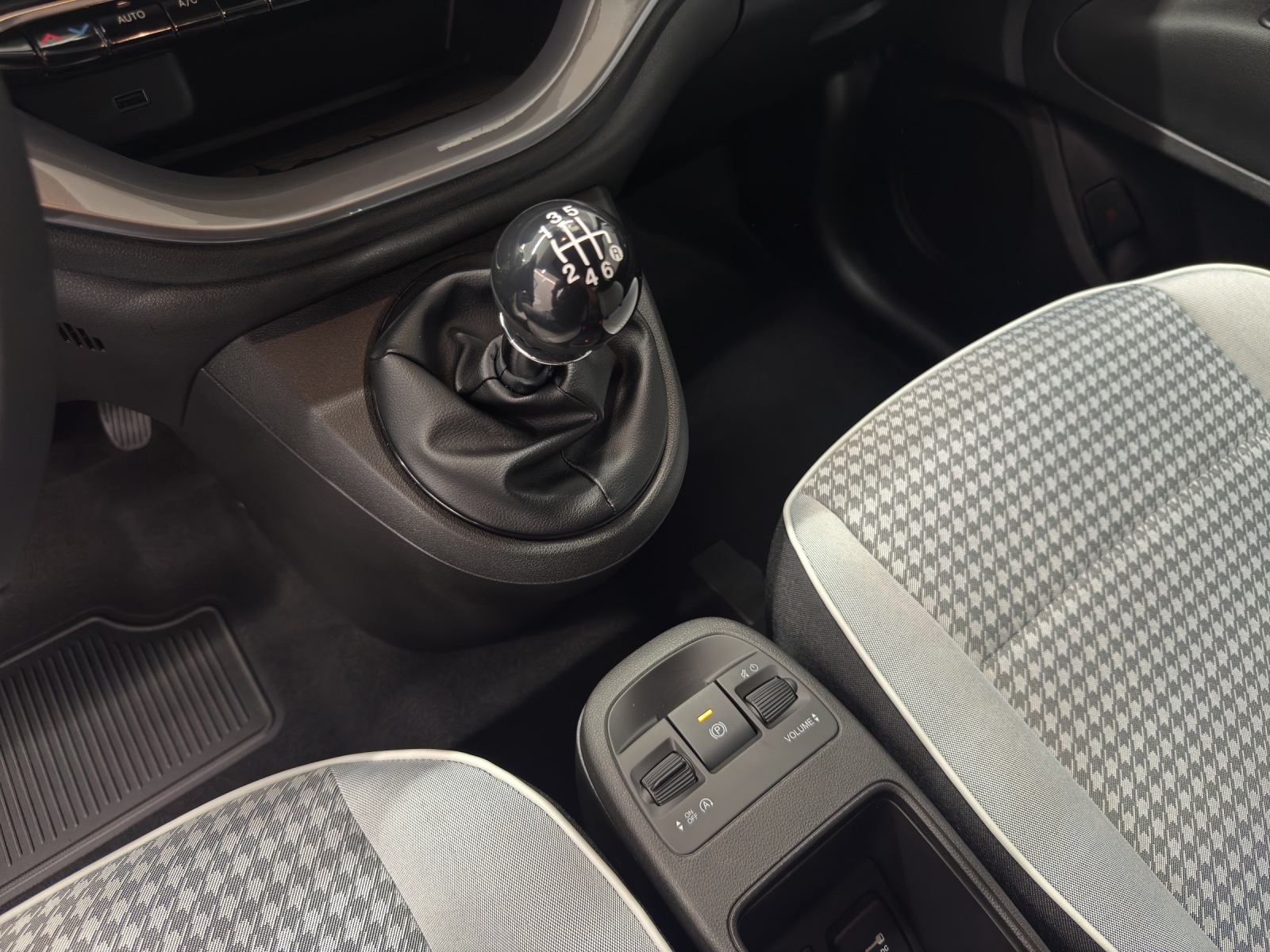 FIAT 500 Cabrio 1.0 Hybrid Dolcevita-image-13