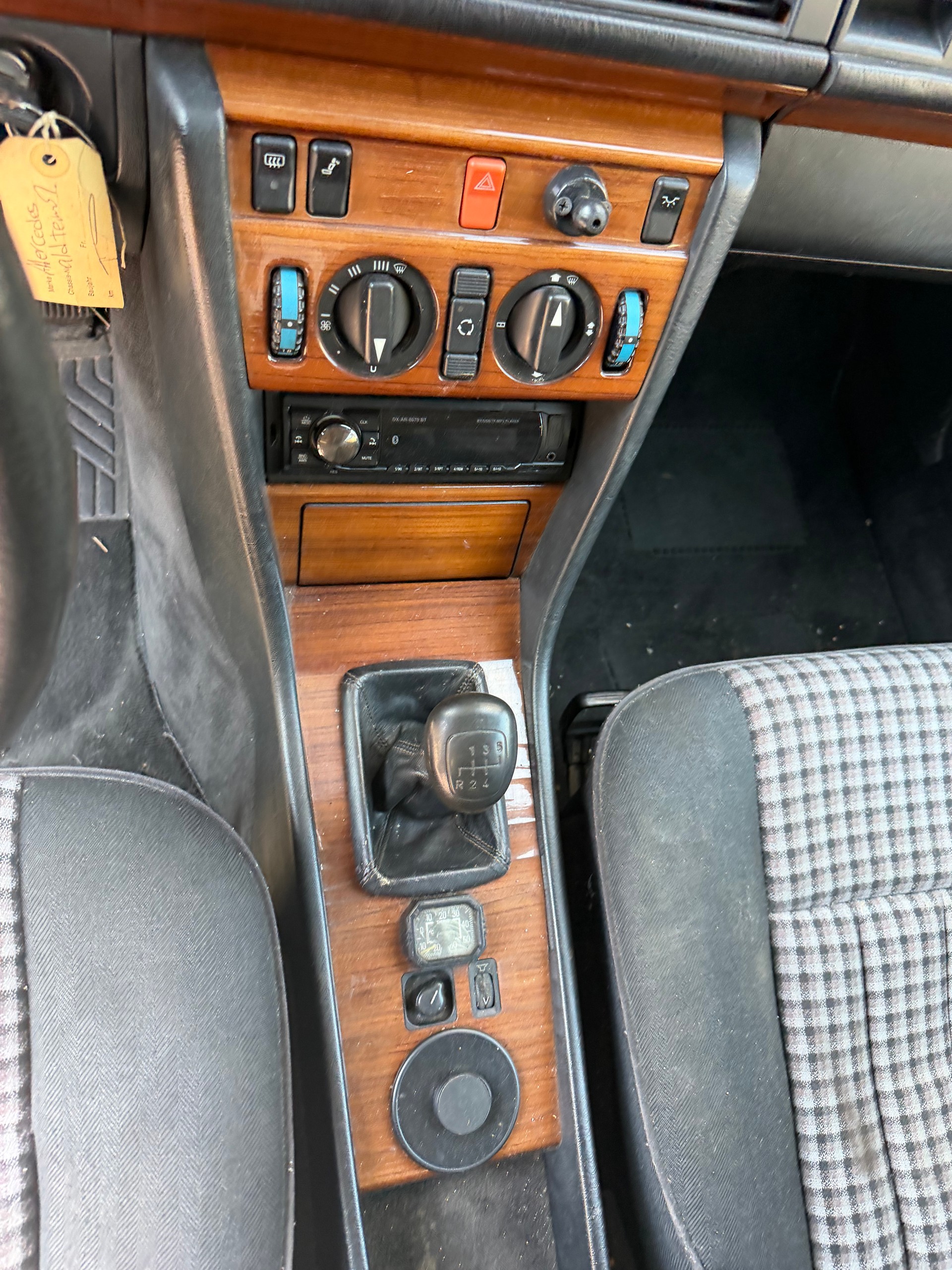 MERCEDES-BENZ 250 D Turbo-image-9