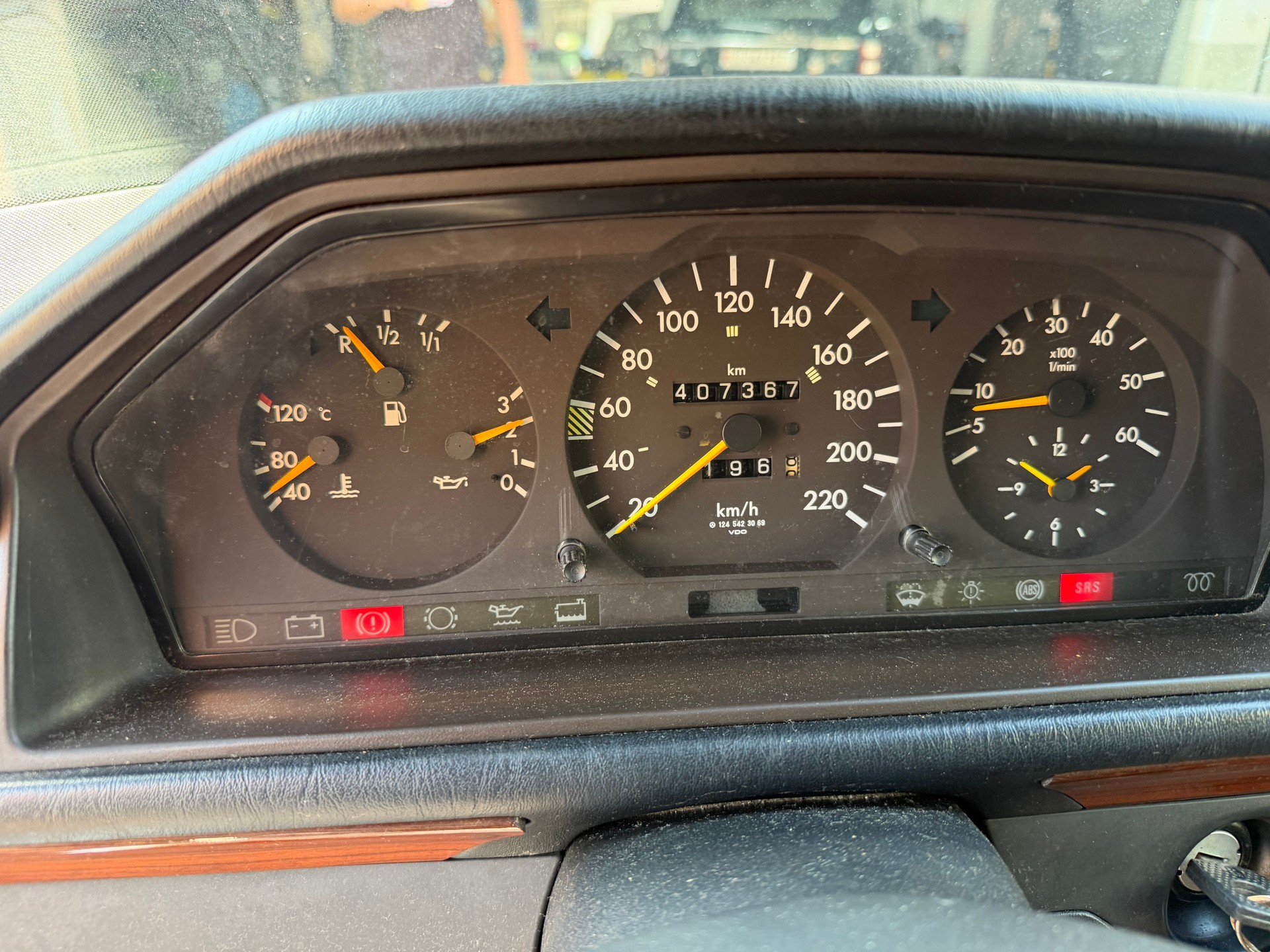 MERCEDES-BENZ 250 D Turbo-image-8