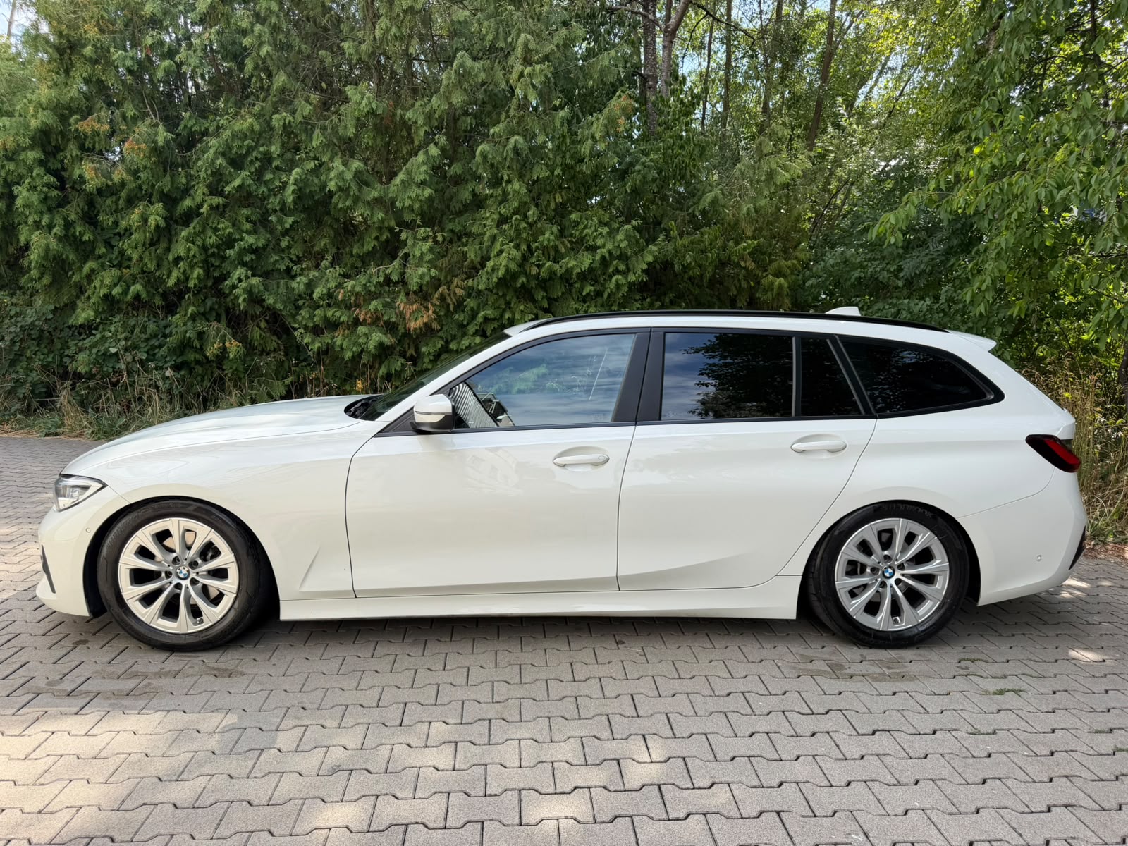 BMW 320d xDrive 48V Touring Steptronic-showroom-element-1