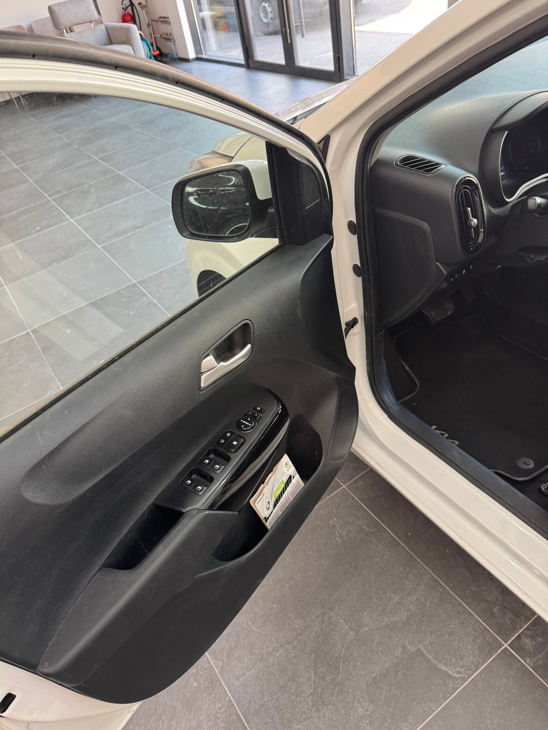 KIA Picanto 1.0 CVVT First Edition AMT-image-3