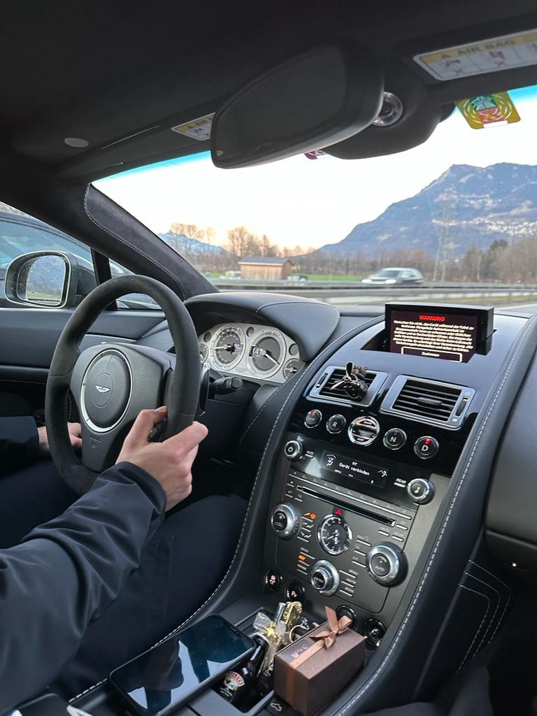 ASTON MARTIN V8 Vantage 4.7 S Sportshift-image-6
