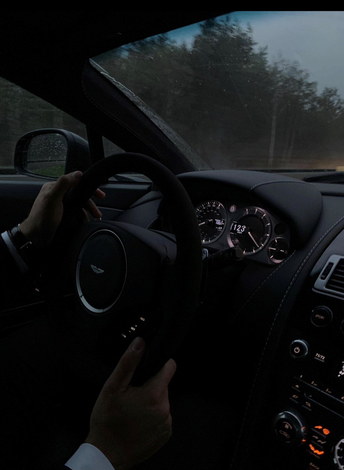 ASTON MARTIN V8 Vantage 4.7 S Sportshift-image-7