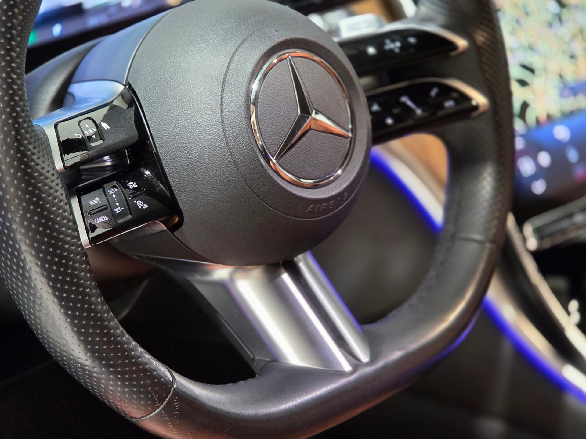 MERCEDES-BENZ C 300e 4Matic AMG Line-image-7