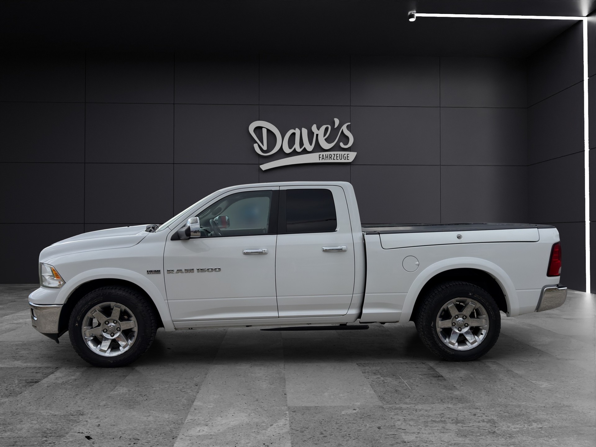 DODGE 1500 HEMI V8 Laramie 5.7-image-1