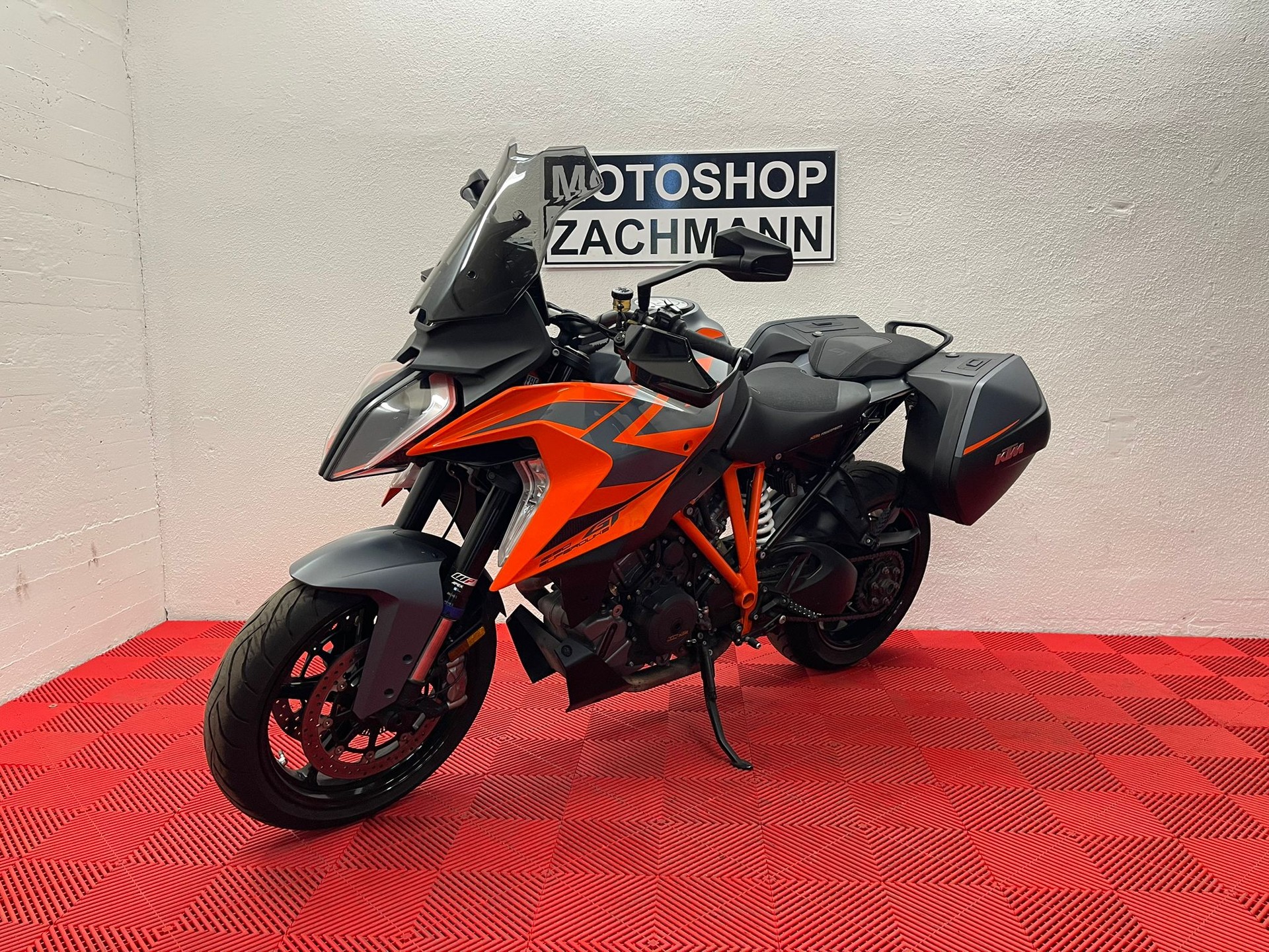 KTM 1290 Super Duke GT-image-2