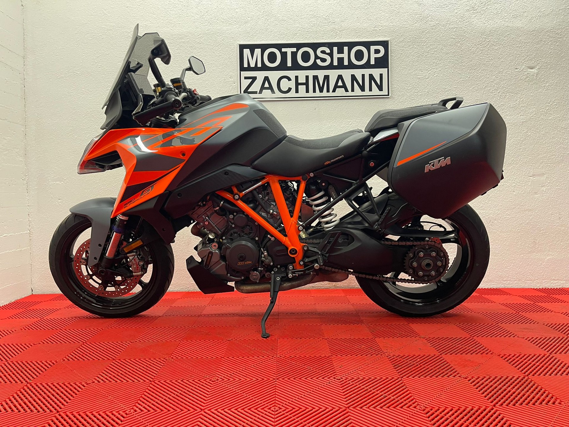 KTM 1290 Super Duke GT-image-3