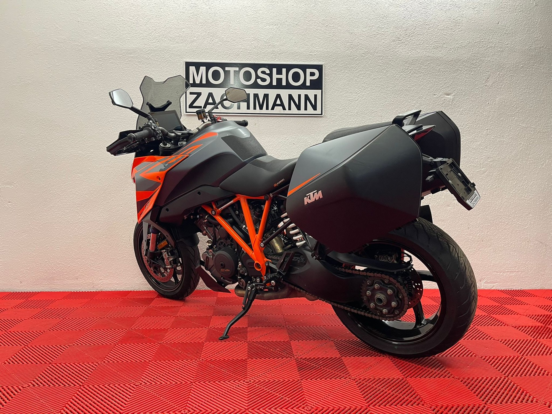 KTM 1290 Super Duke GT-image-4
