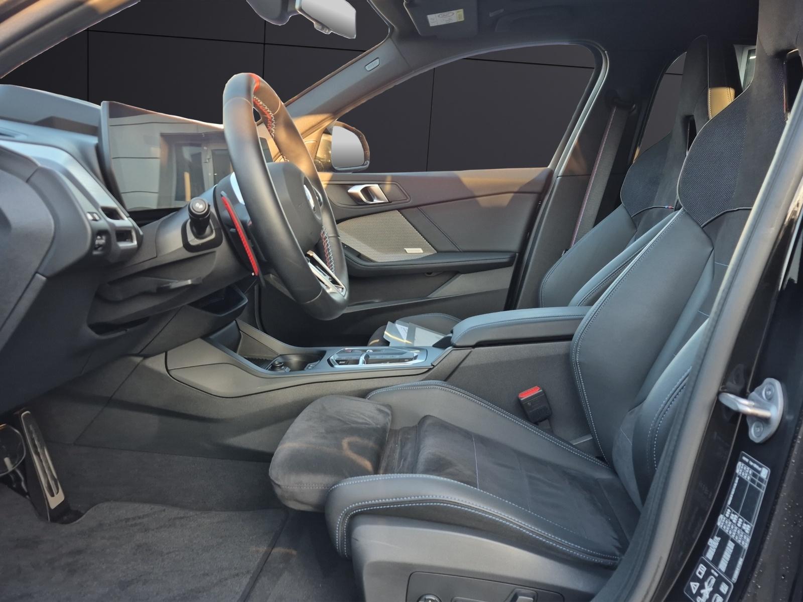 BMW M135i xDrive-showroom-element-1