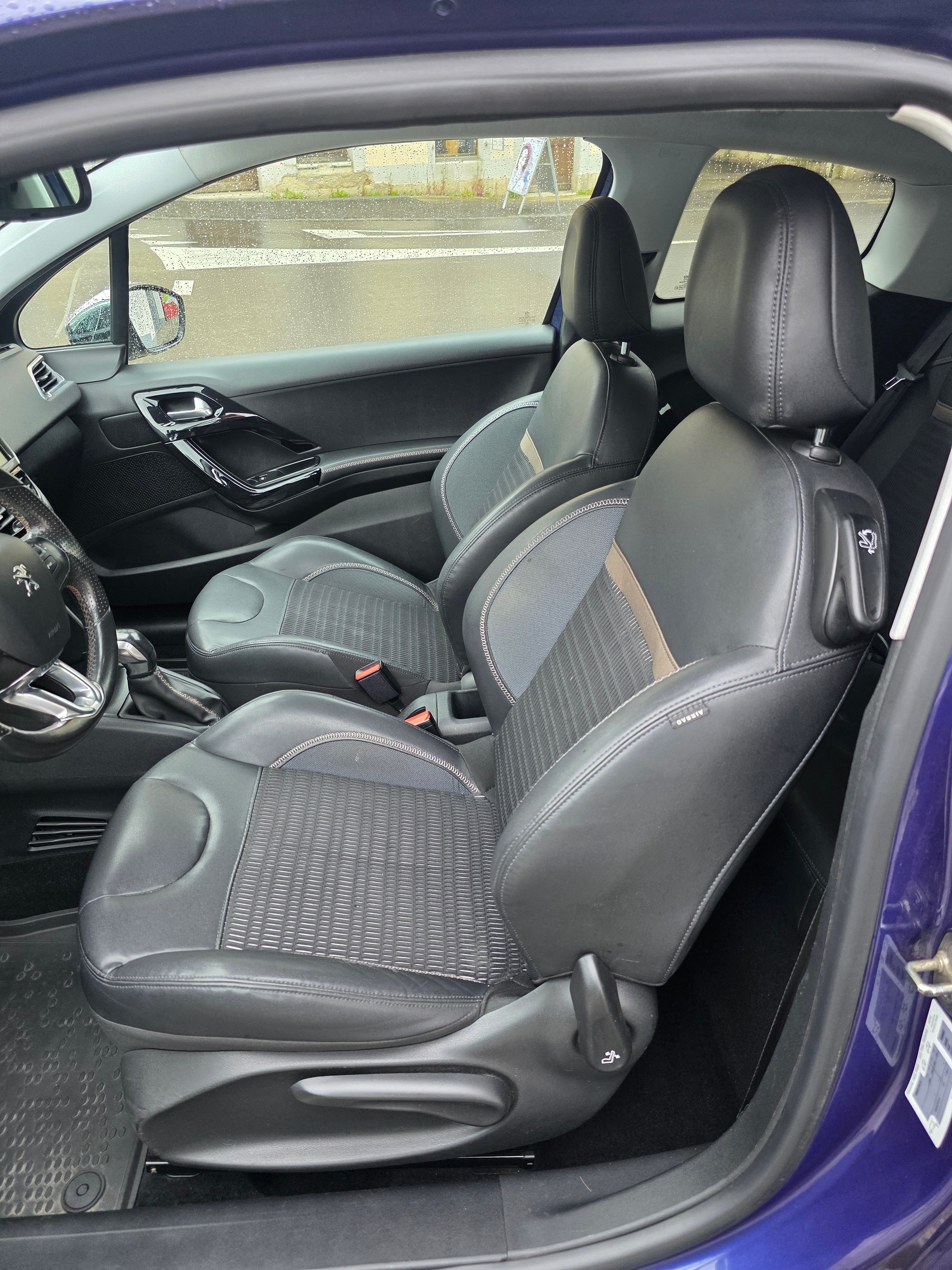 PEUGEOT 208 1.6 VTI Allure-image-9