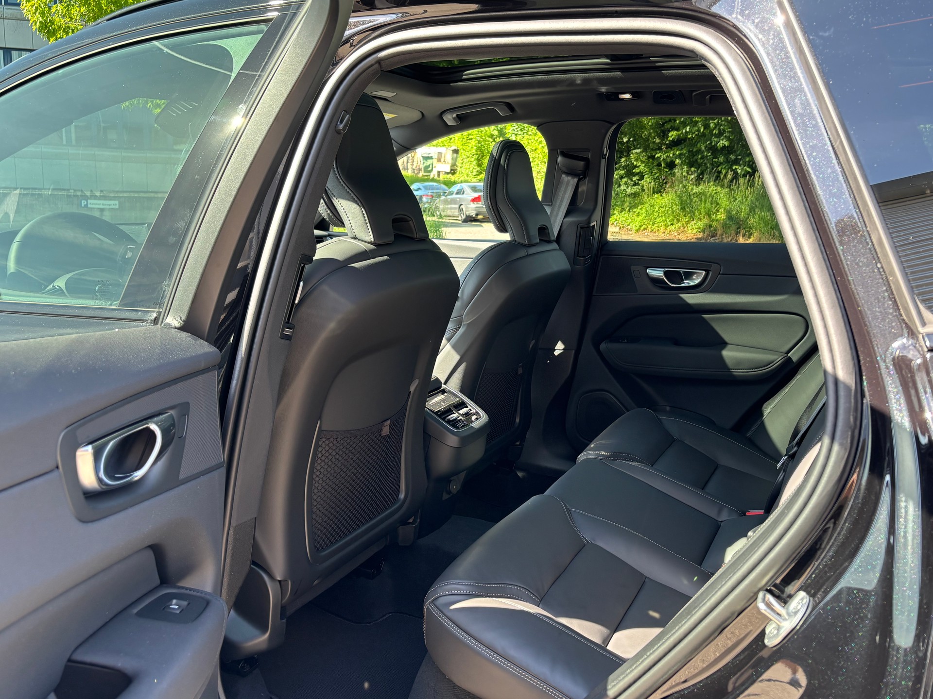 VOLVO XC60 2.0 B5 MH Black Edition AWD-image-11