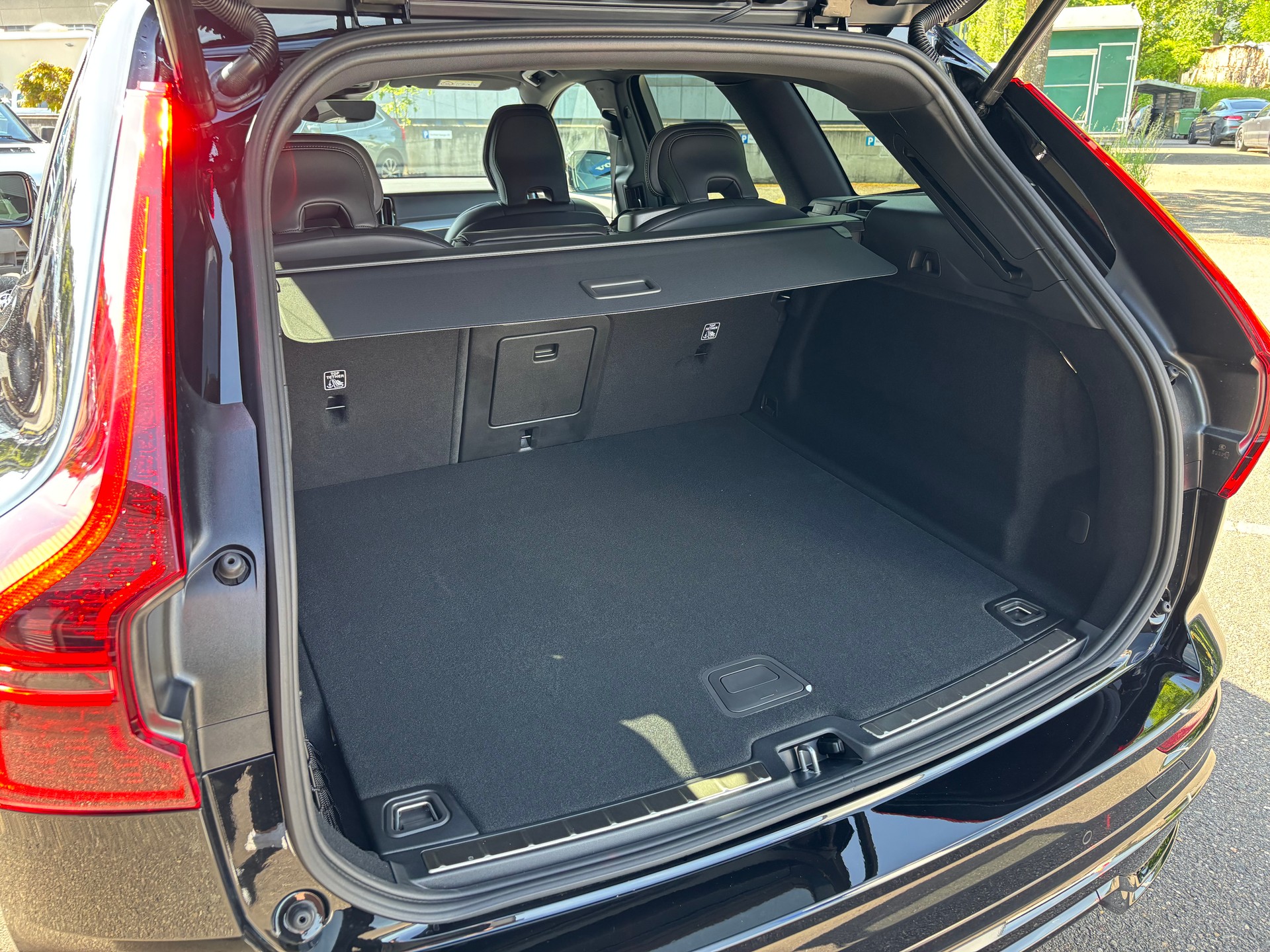 VOLVO XC60 2.0 B5 MH Black Edition AWD-image-9