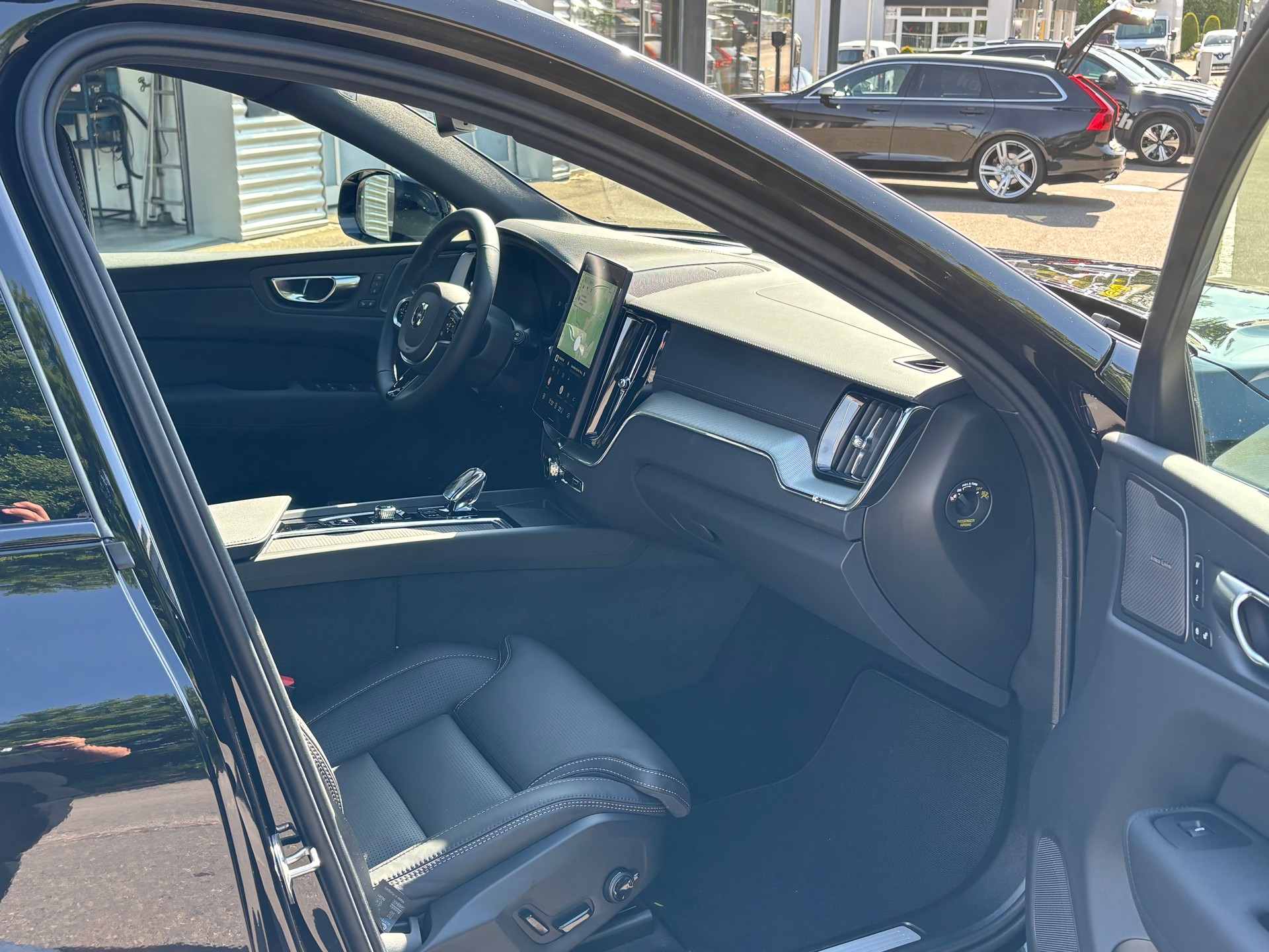 VOLVO XC60 2.0 B5 MH Black Edition AWD-image-6