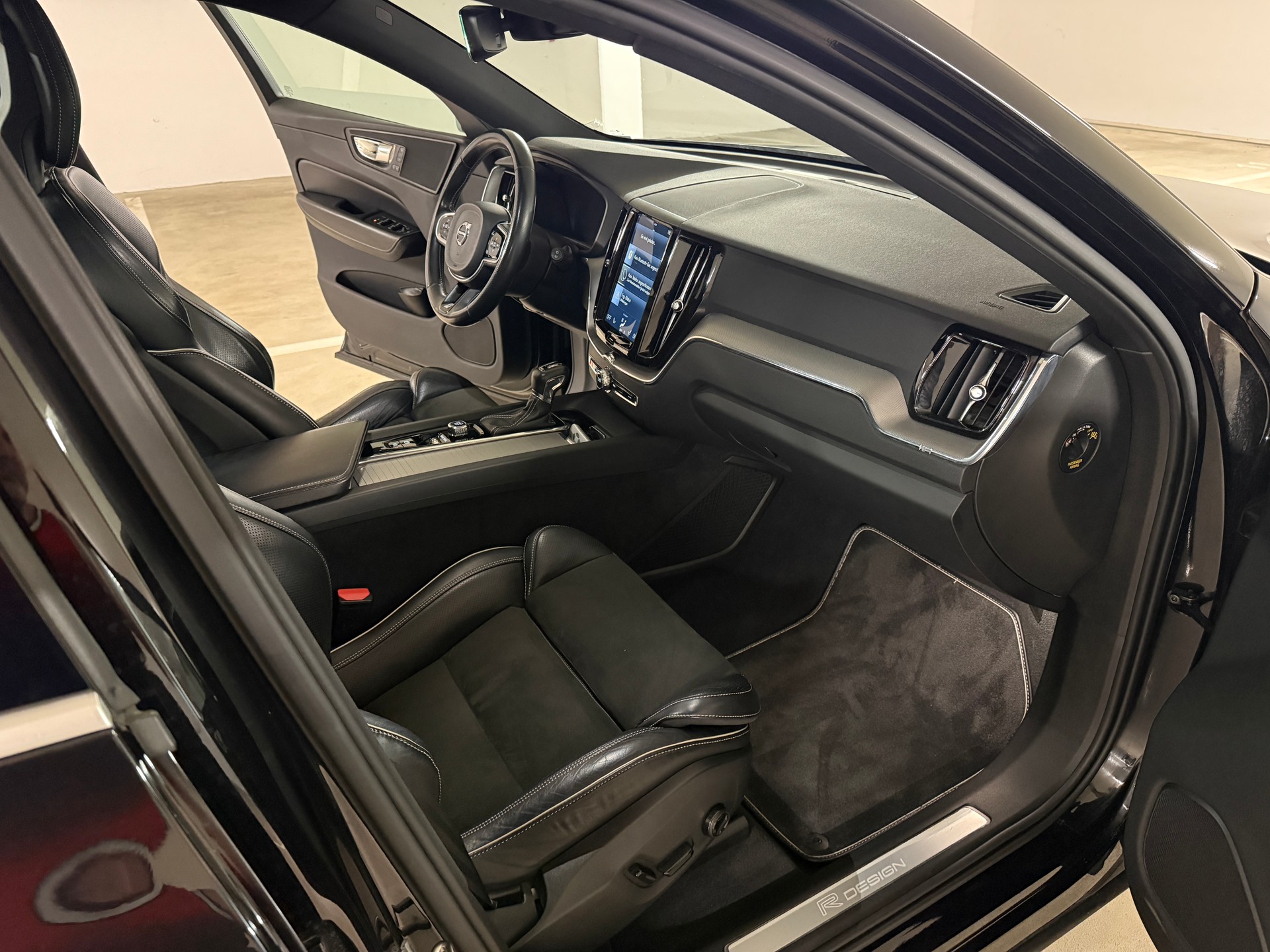VOLVO XC60 T6 AWD R-Design Geartronic-image-11