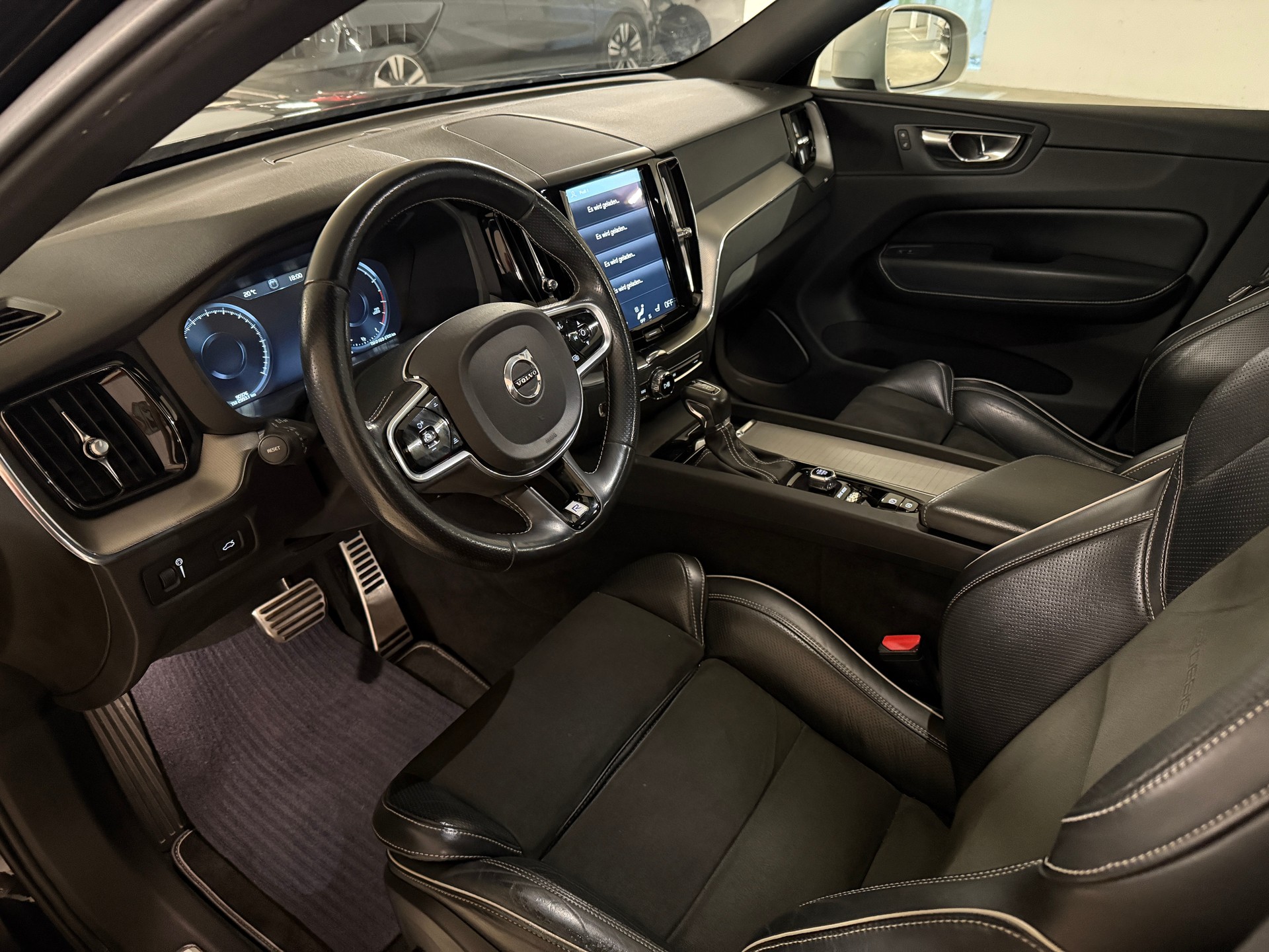 VOLVO XC60 T6 AWD R-Design Geartronic-image-10