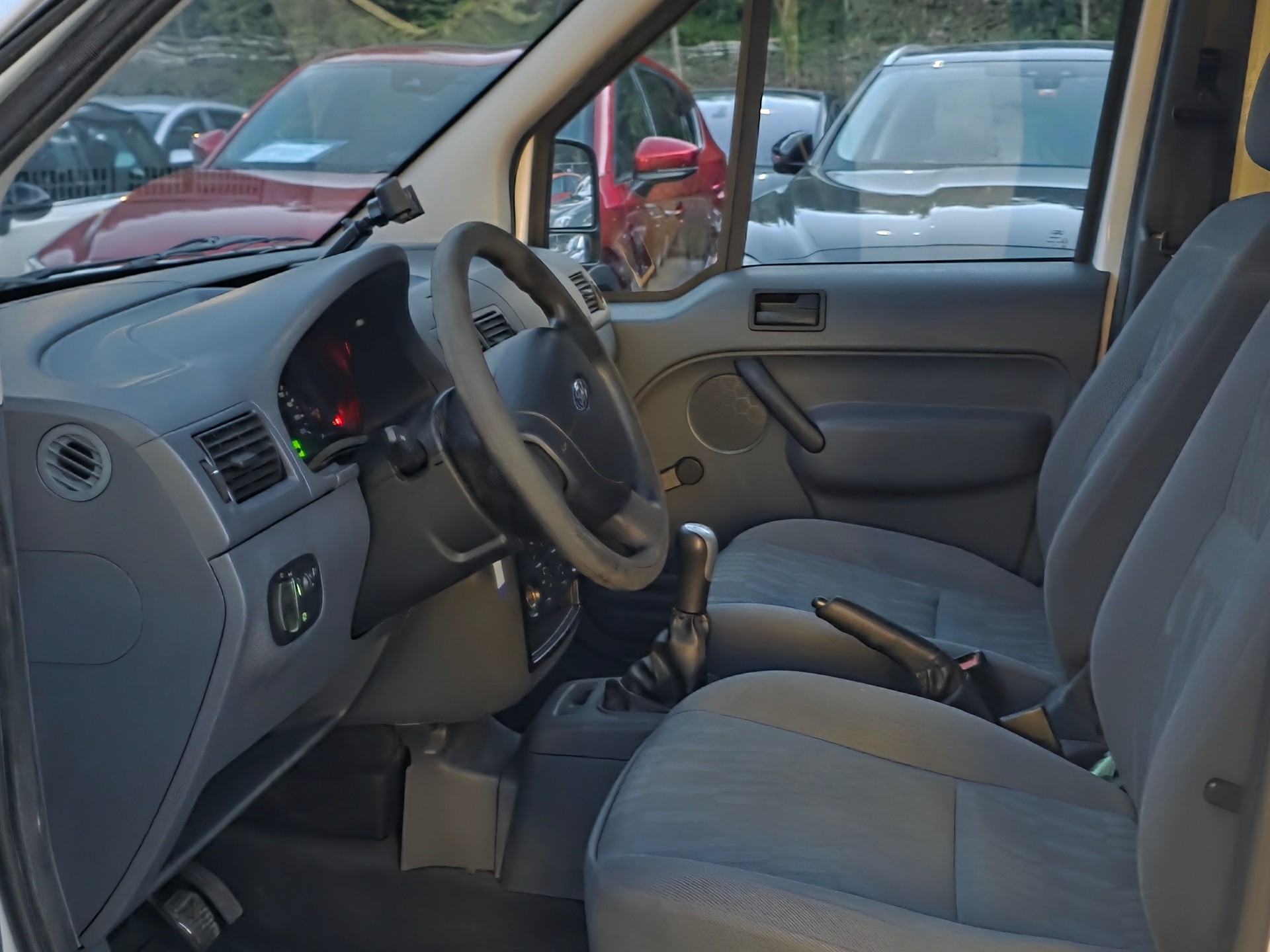 FORD Tourneo Connect Plus 1.8 TDCi *** Frisch ab MFK / Frisch Service / Gratis Lieferung / Garantie ***-image-9