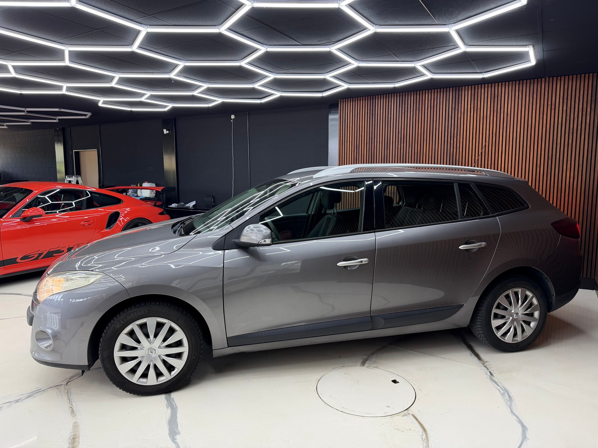 RENAULT Mégane Grandtour 2.0 16V Dynamique CVT-image-4