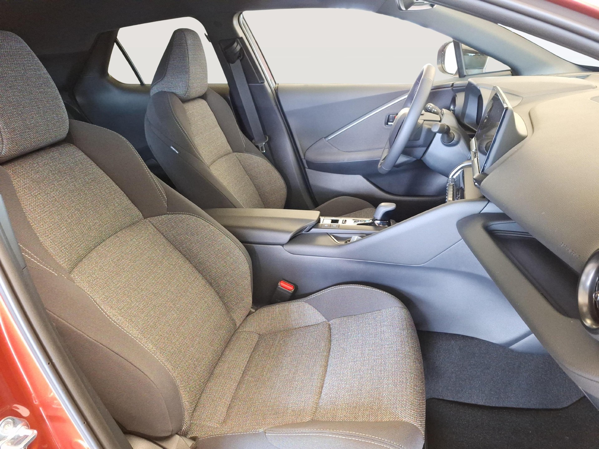 TOYOTA C-HR 1.8 HEV Swiss Edition-image-8