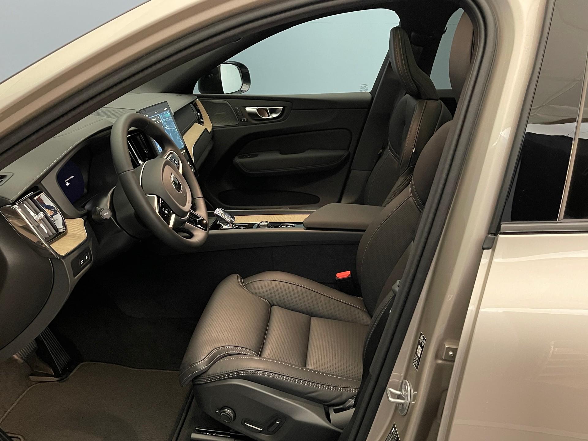 VOLVO XC60 2.0 T6 TE Ultra Dark eAWD-image-7