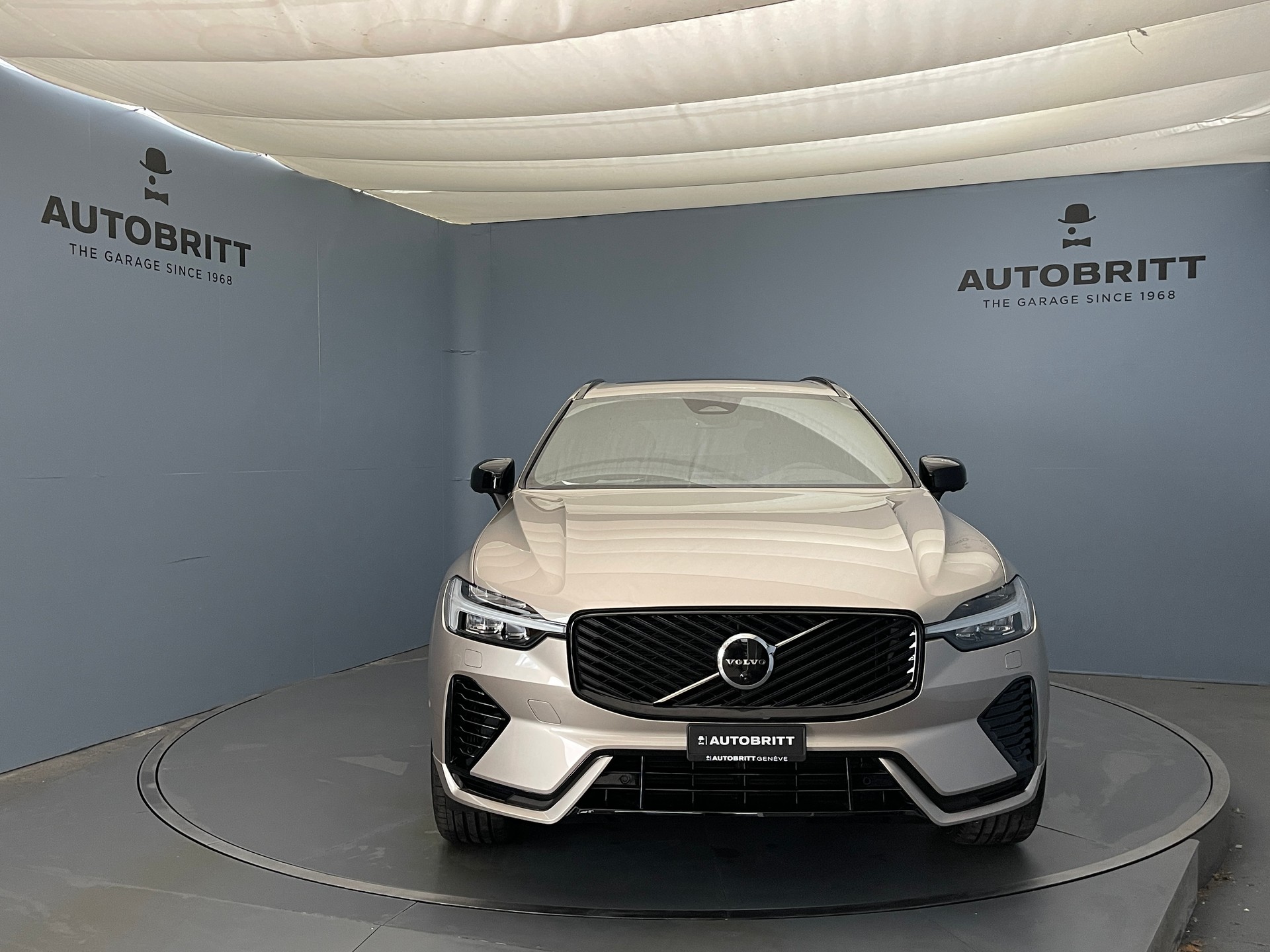 VOLVO XC60 2.0 T6 TE Ultra Dark eAWD-showroom-element-2